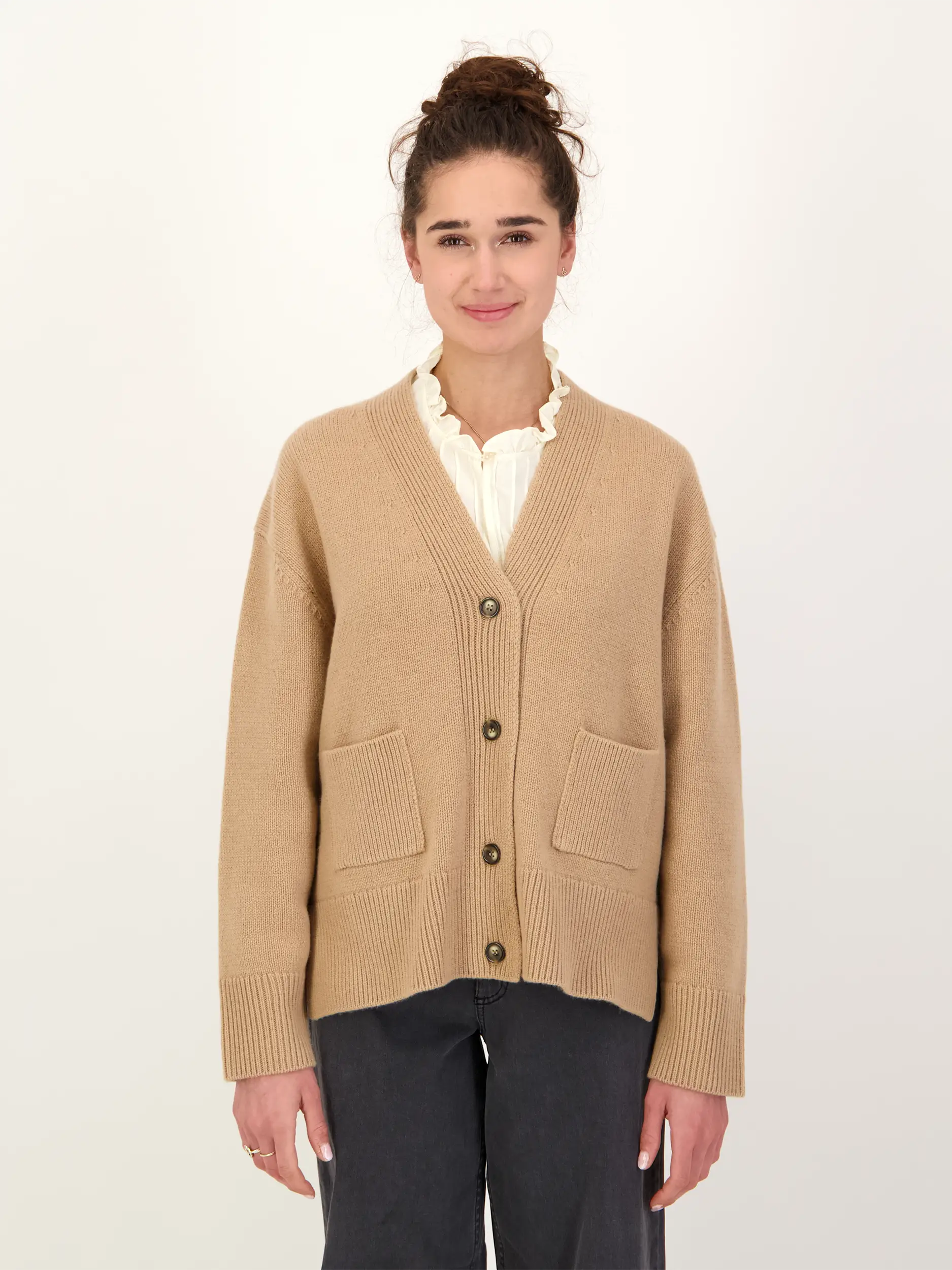 Strickjacke langarm - Artikel Vorderseite getragen von einem Modell - Farbe: Braun