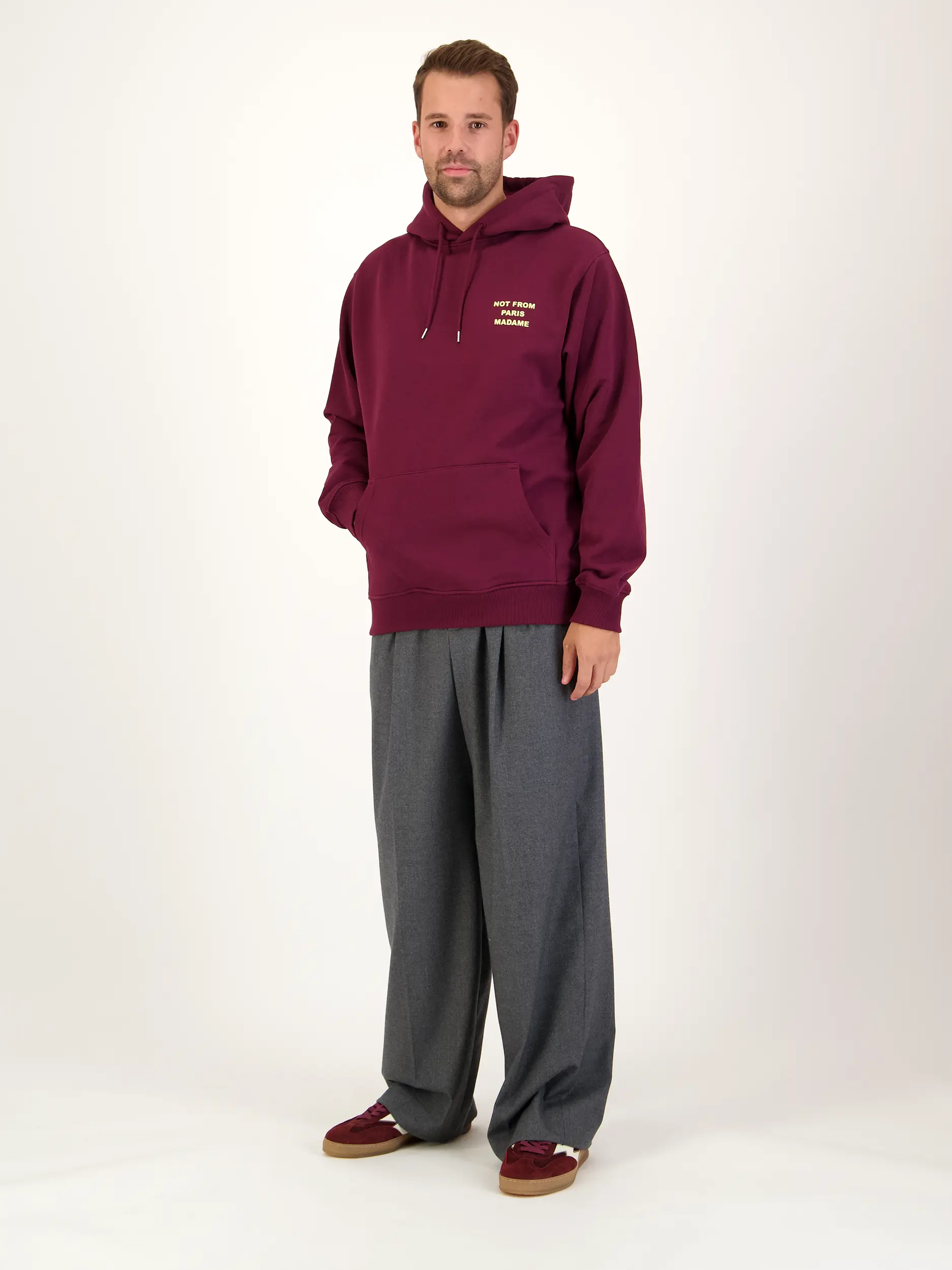 Sweatshirt - Artikel Teil eines Outfits getragen von einem Modell - Farbe: Rot