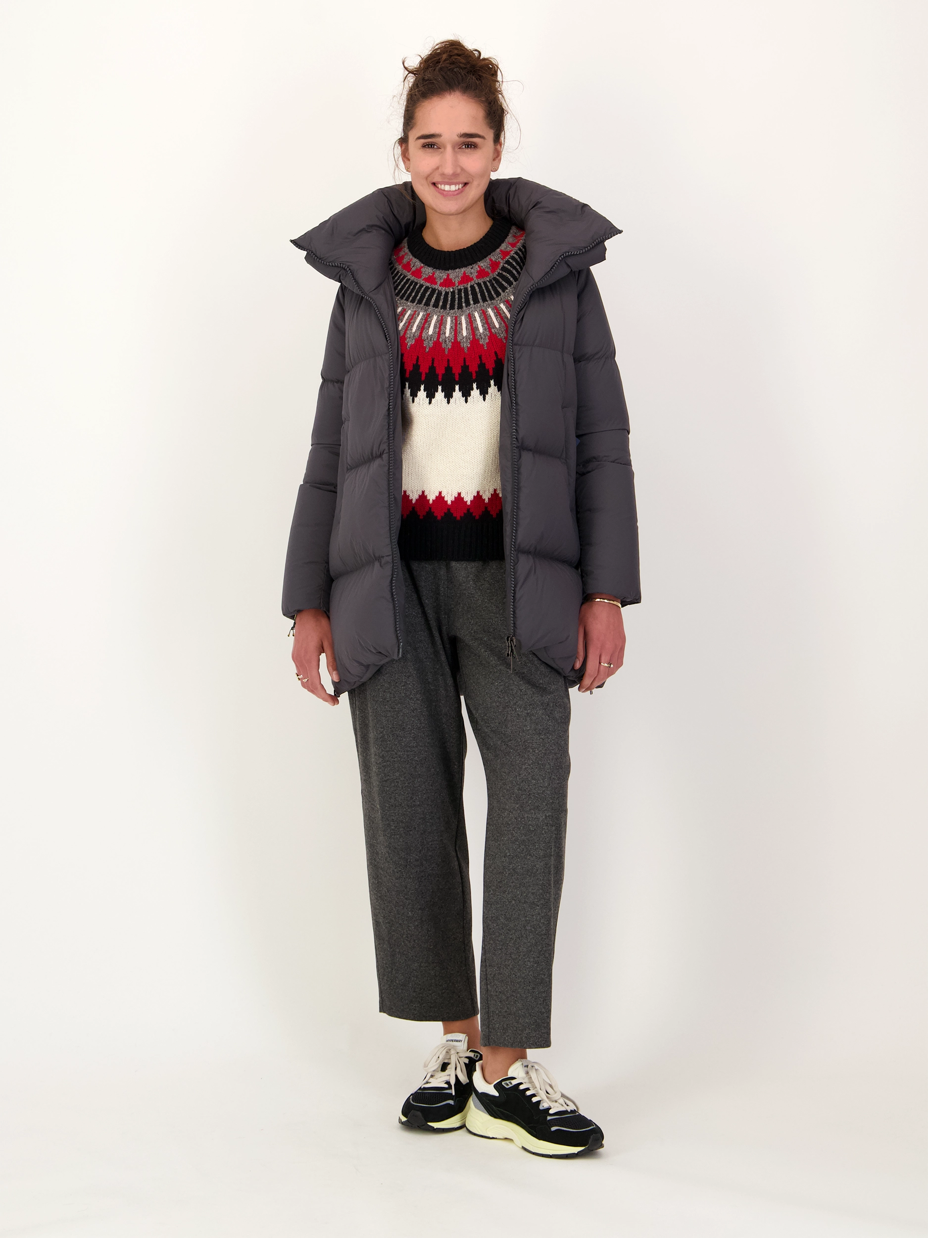 Gemusterter Pullover aus Wolle langarm - Artikel Teil eines Outfits getragen von einem Modell - Farbe: Creme