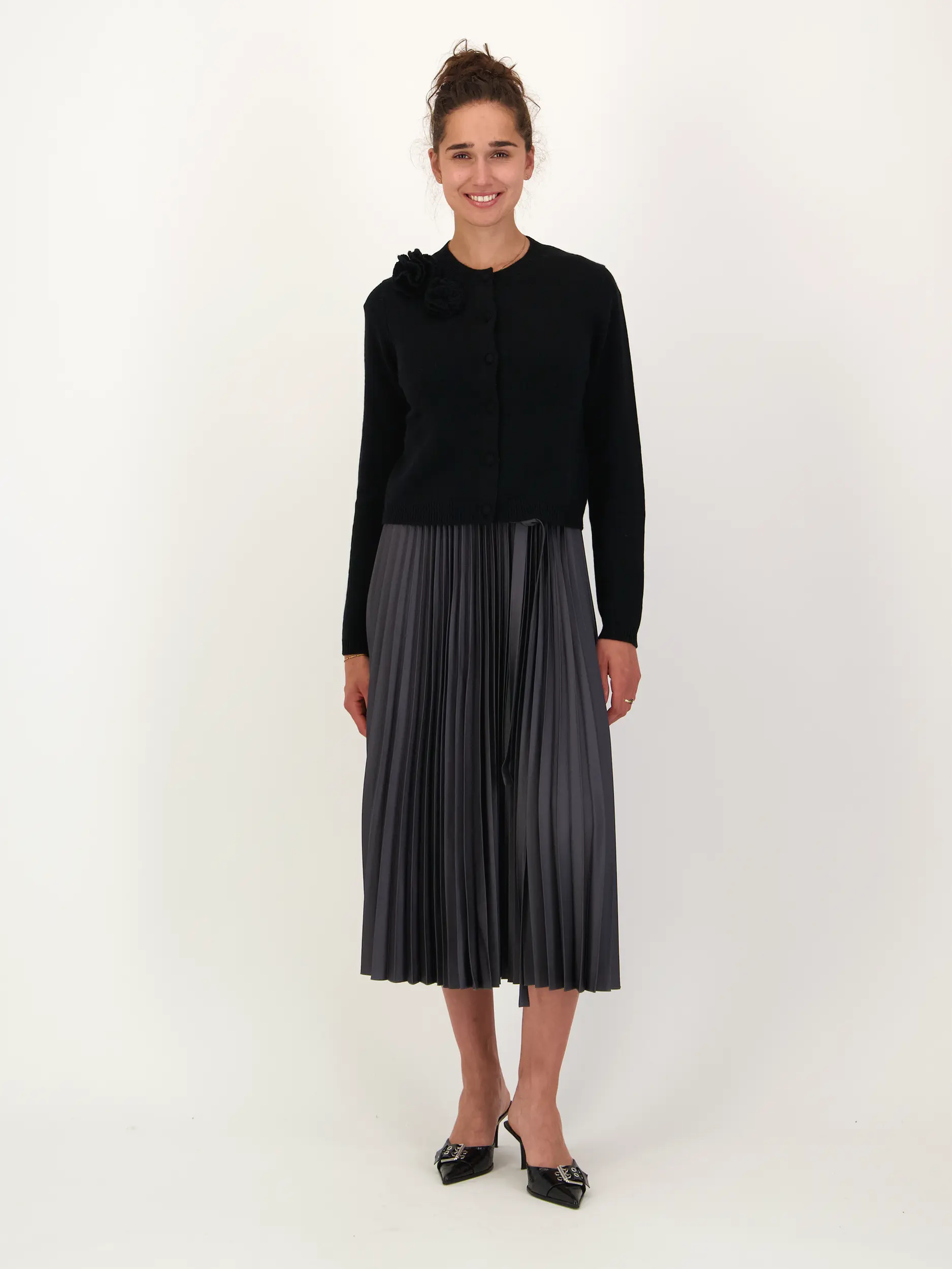Strickjacke aus Wolle - Artikel Teil eines Outfits getragen von einem Modell - Farbe: Schwarz