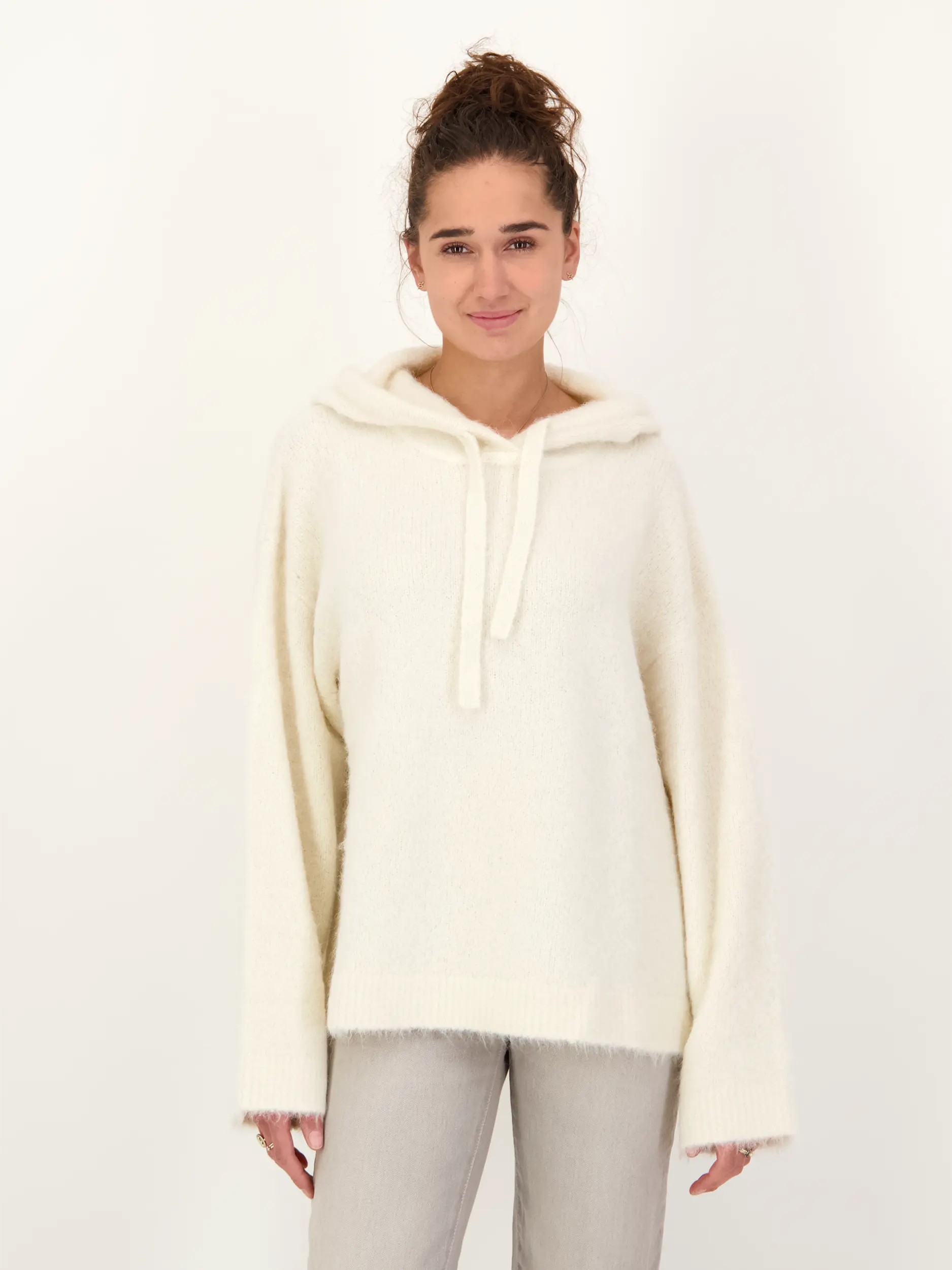 Pullover 'Sajeanne' aus Alpaka langarm - Artikel Vorderseite getragen von einem Modell - Farbe: Creme