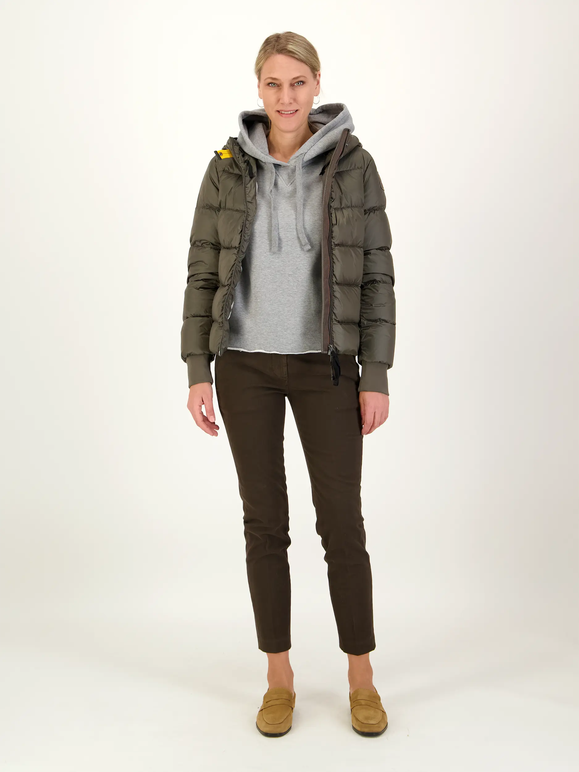 Sweatshirt - Artikel Teil eines Outfits getragen von einem Modell