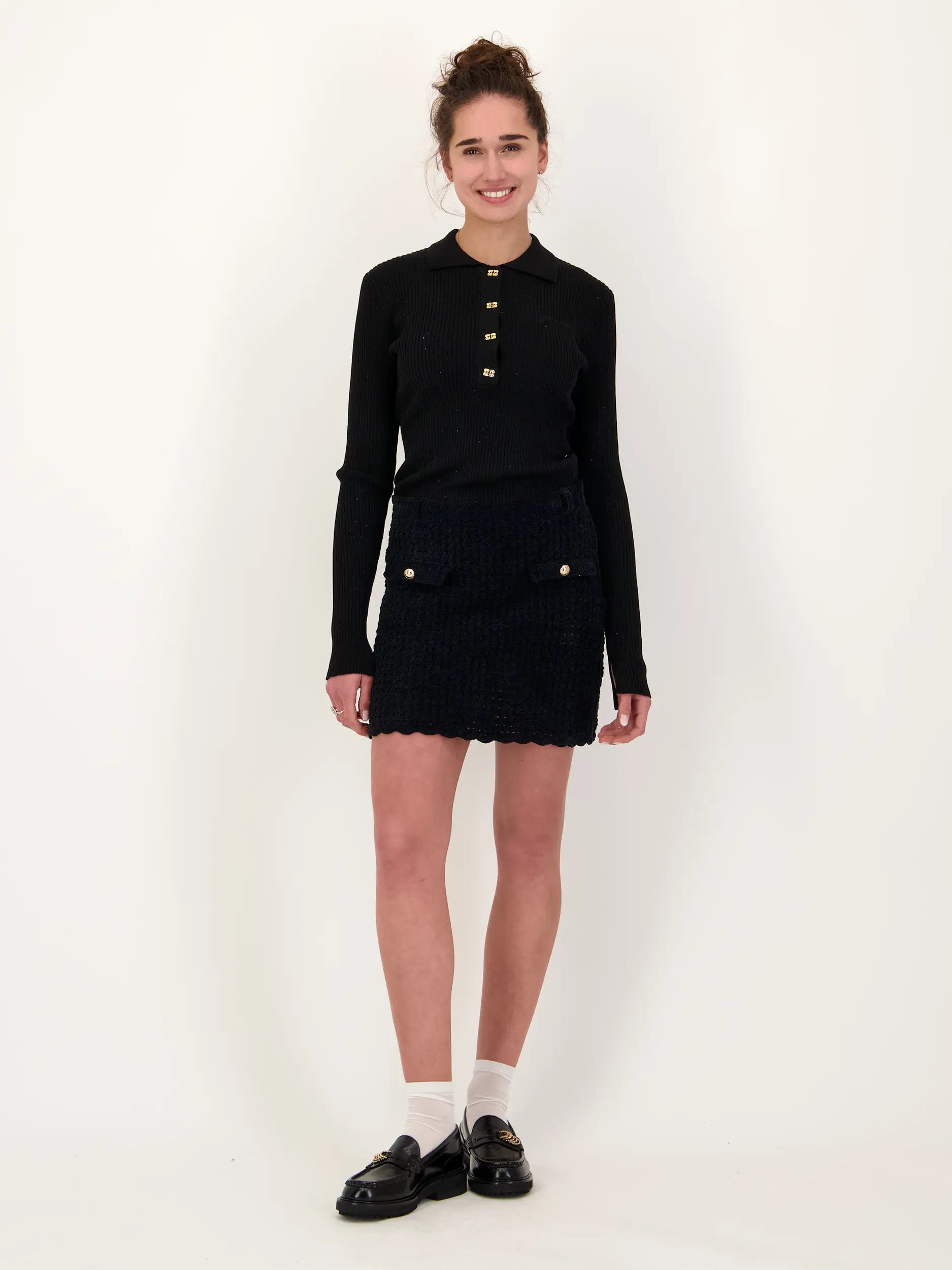 Gehäkelter Minirock - Artikel Teil eines Outfits getragen von einem Modell - Farbe: Schwarz