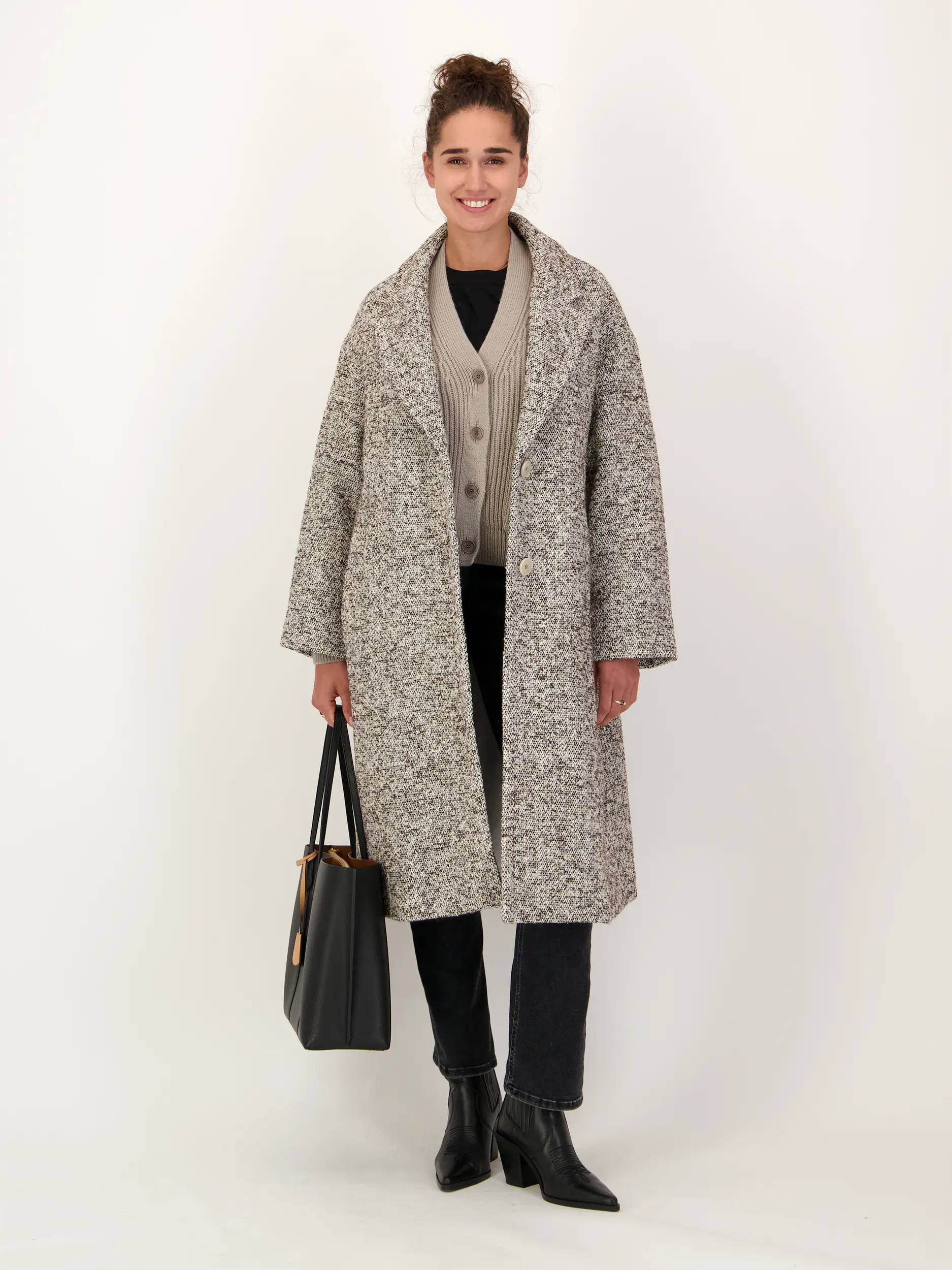 Strickjacke 'Coopie' aus Woll-Mix - Artikel Teil eines Outfits getragen von einem Modell - Farbe: Braun