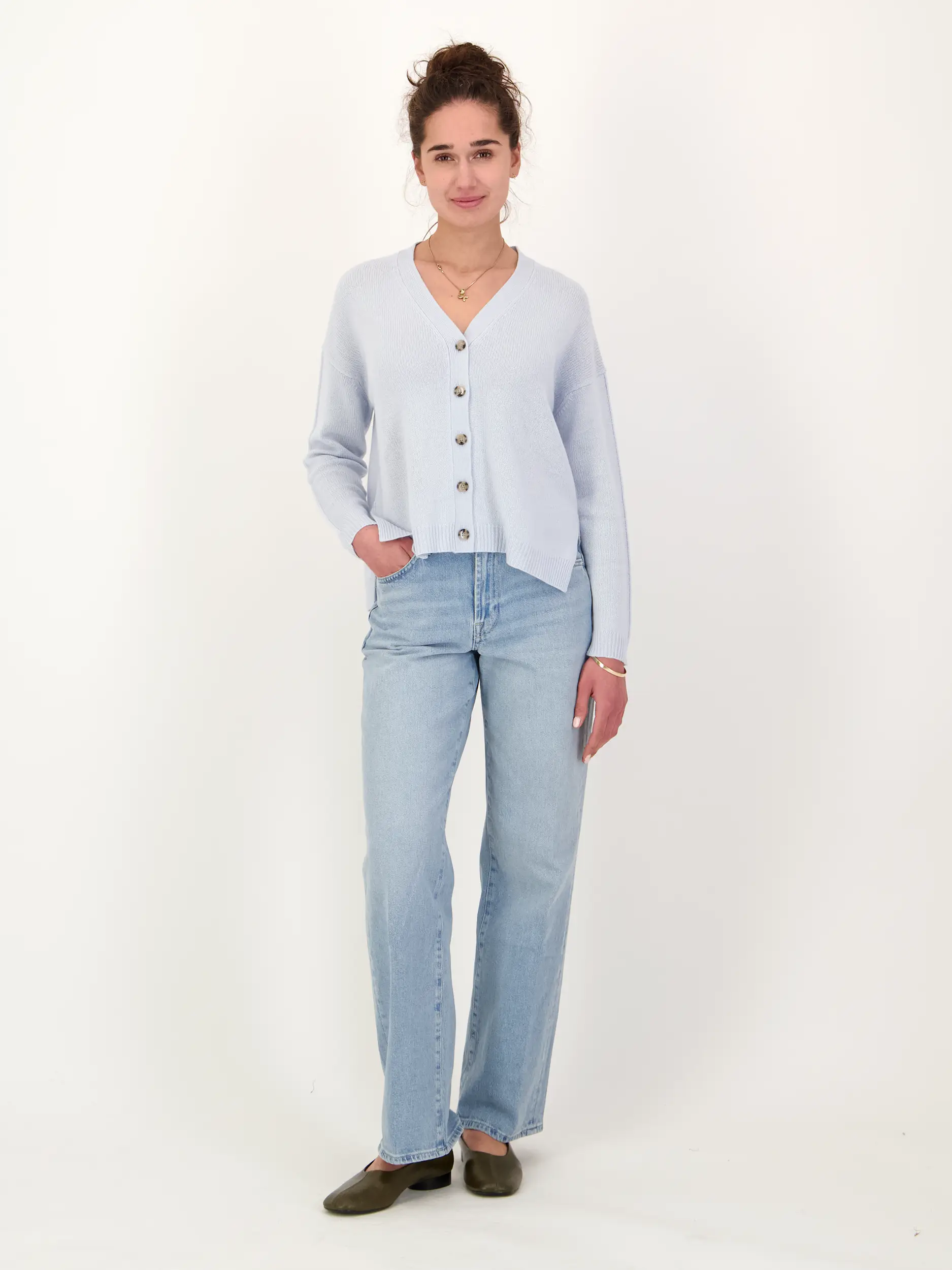 Strickjacke aus Kaschmir - Artikel Teil eines Outfits getragen von einem Modell - Farbe: Blau