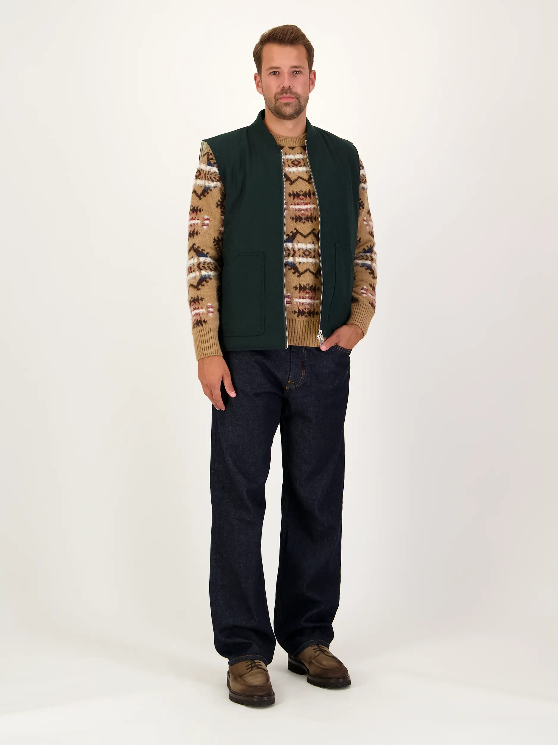 Weste aus Woll-Mix - Artikel Teil eines Outfits getragen von einem Modell - Farbe: Grün
