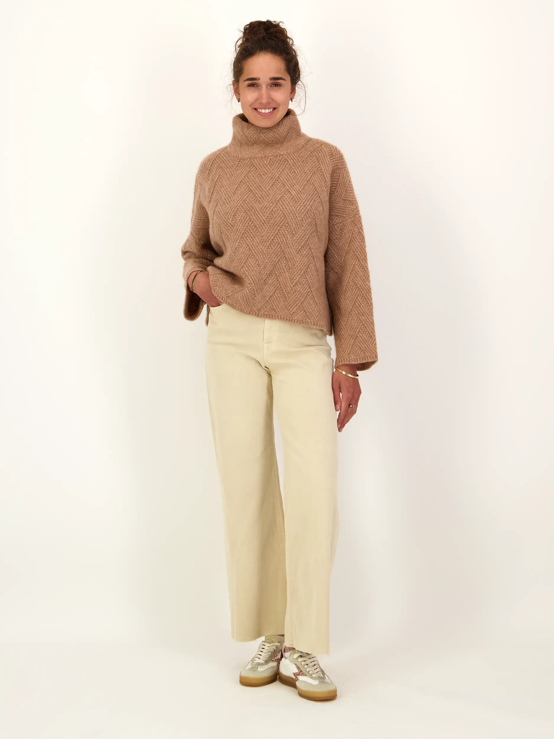 Pullover aus Kaschmir - Artikel Teil eines Outfits getragen von einem Modell