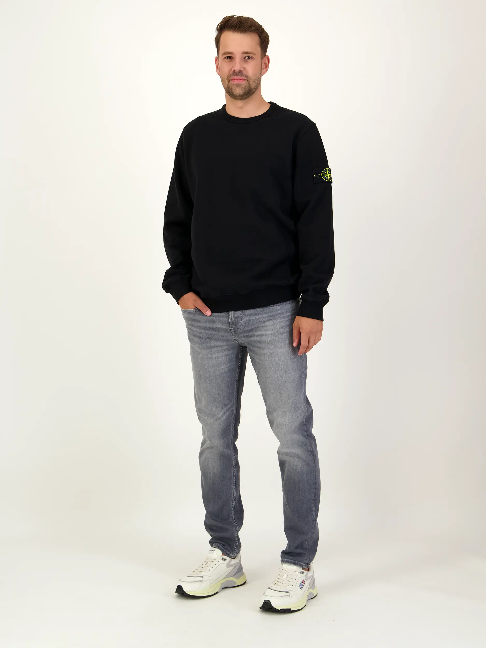 Sweatshirt - Artikel Teil eines Outfits getragen von einem Modell