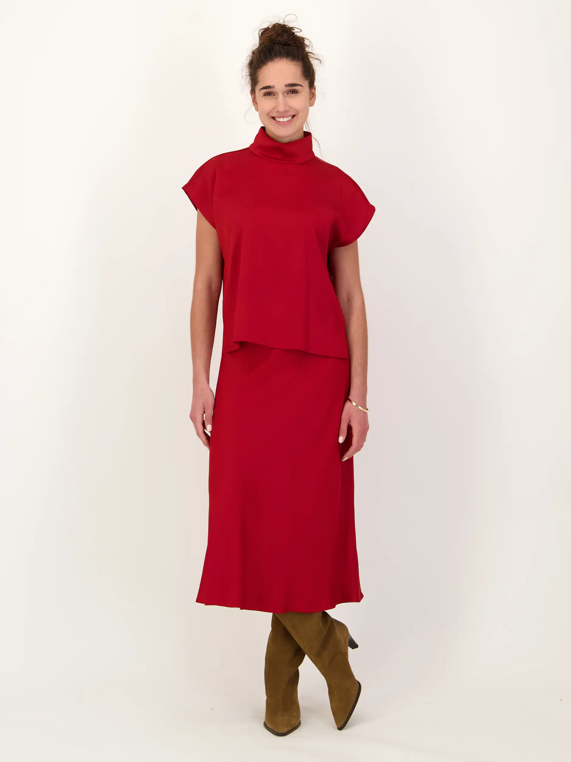 Satinbluse 'Alaria' kurzarm - Artikel Teil eines Outfits getragen von einem Modell - Farbe: Rot