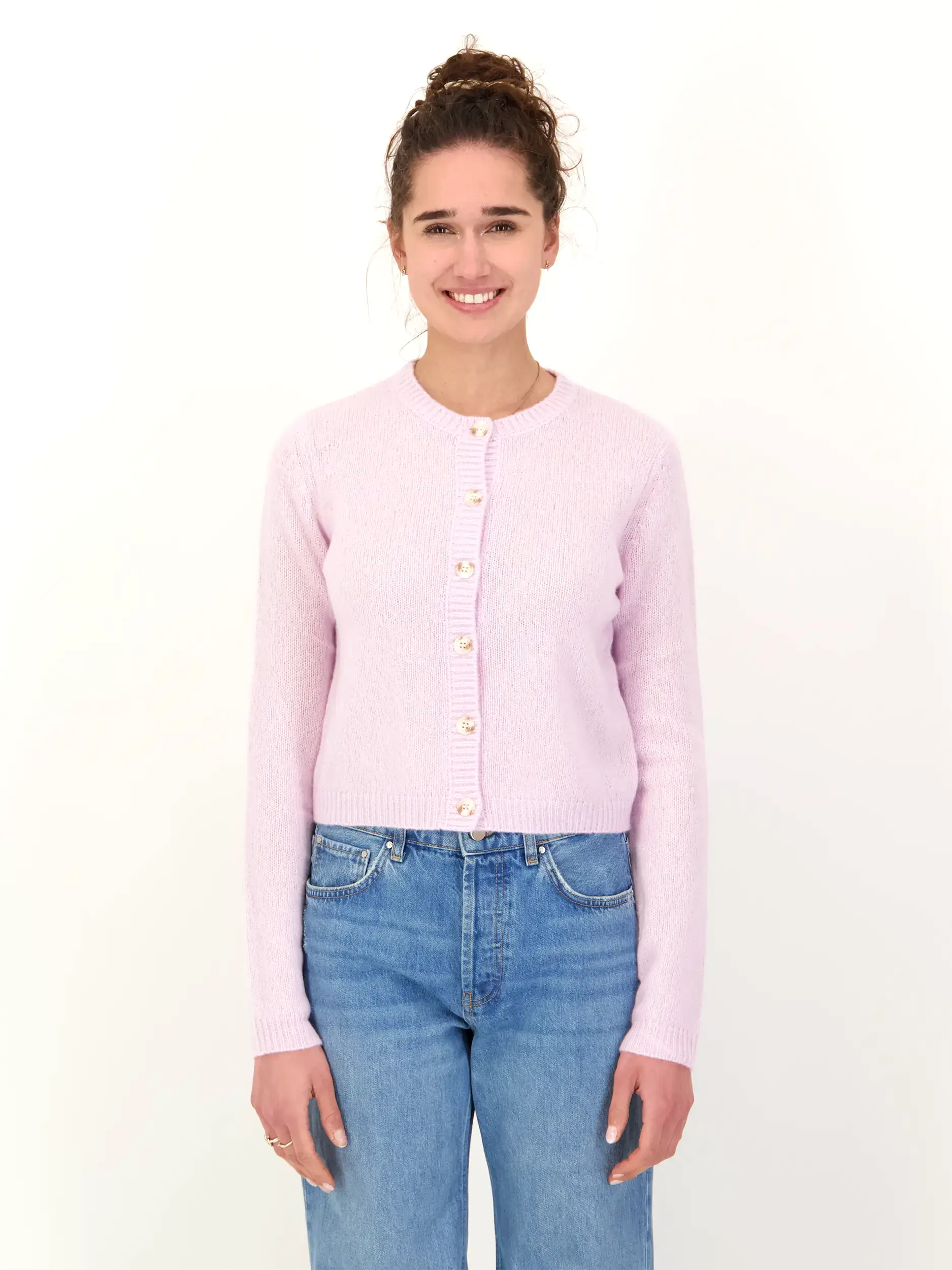 Strickjacke 'Felicia'  - Artikel Vorderseite getragen von einem Modell - Farbe: Rosa&Pink