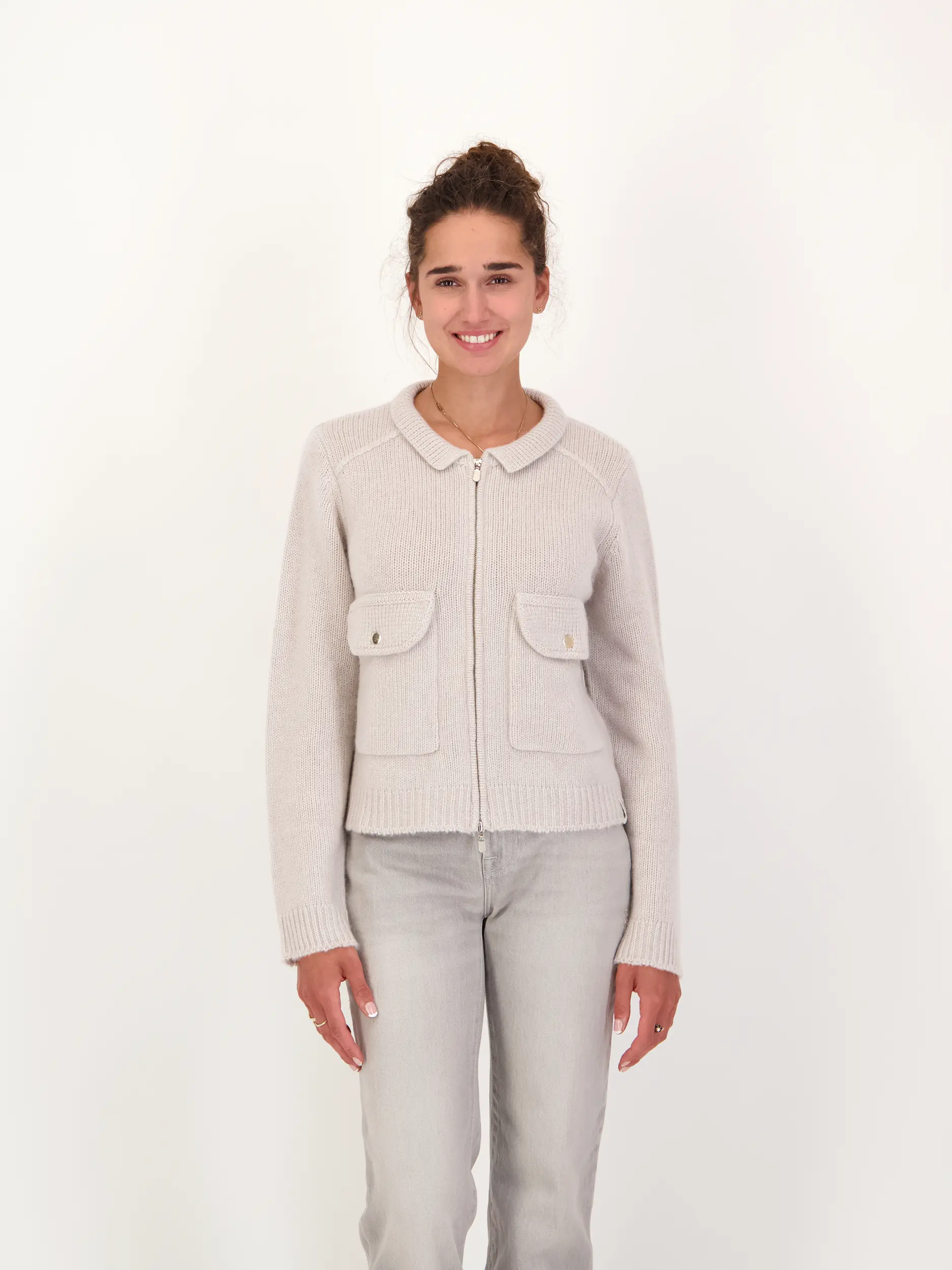 Strickjacke aus Kaschmir - Artikel Vorderseite getragen von einem Modell - Farbe: Beige