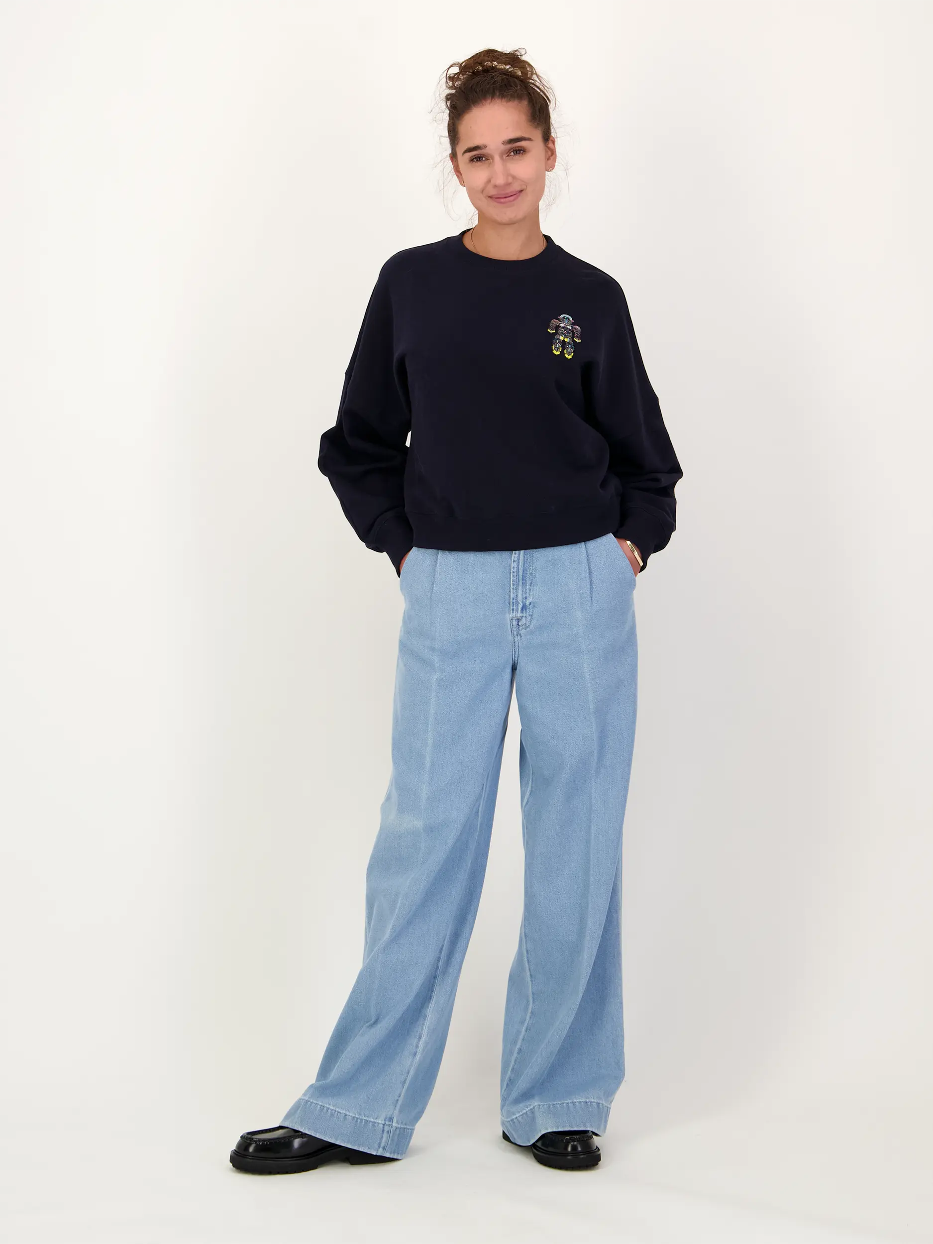 Sweatshirt 'Ibernatus' - Artikel Teil eines Outfits getragen von einem Modell - Farbe: Blau