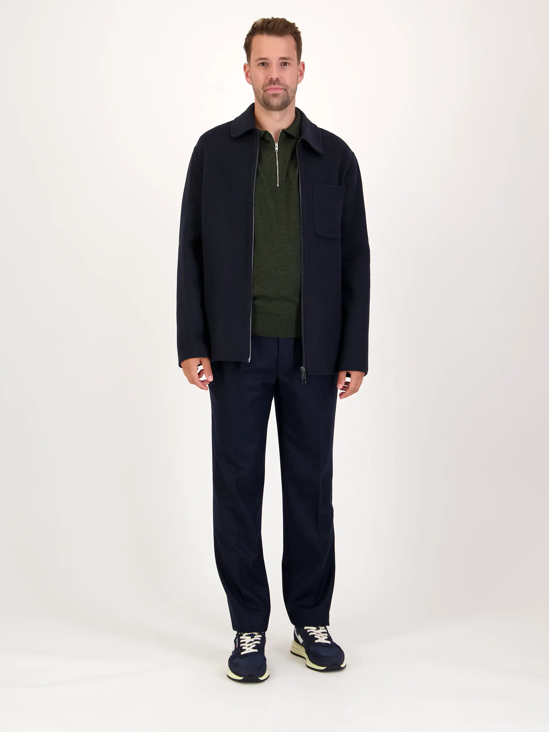 Pullover 'Sergio' aus Wolle langarm - Artikel Teil eines Outfits getragen von einem Modell - Farbe: Grün