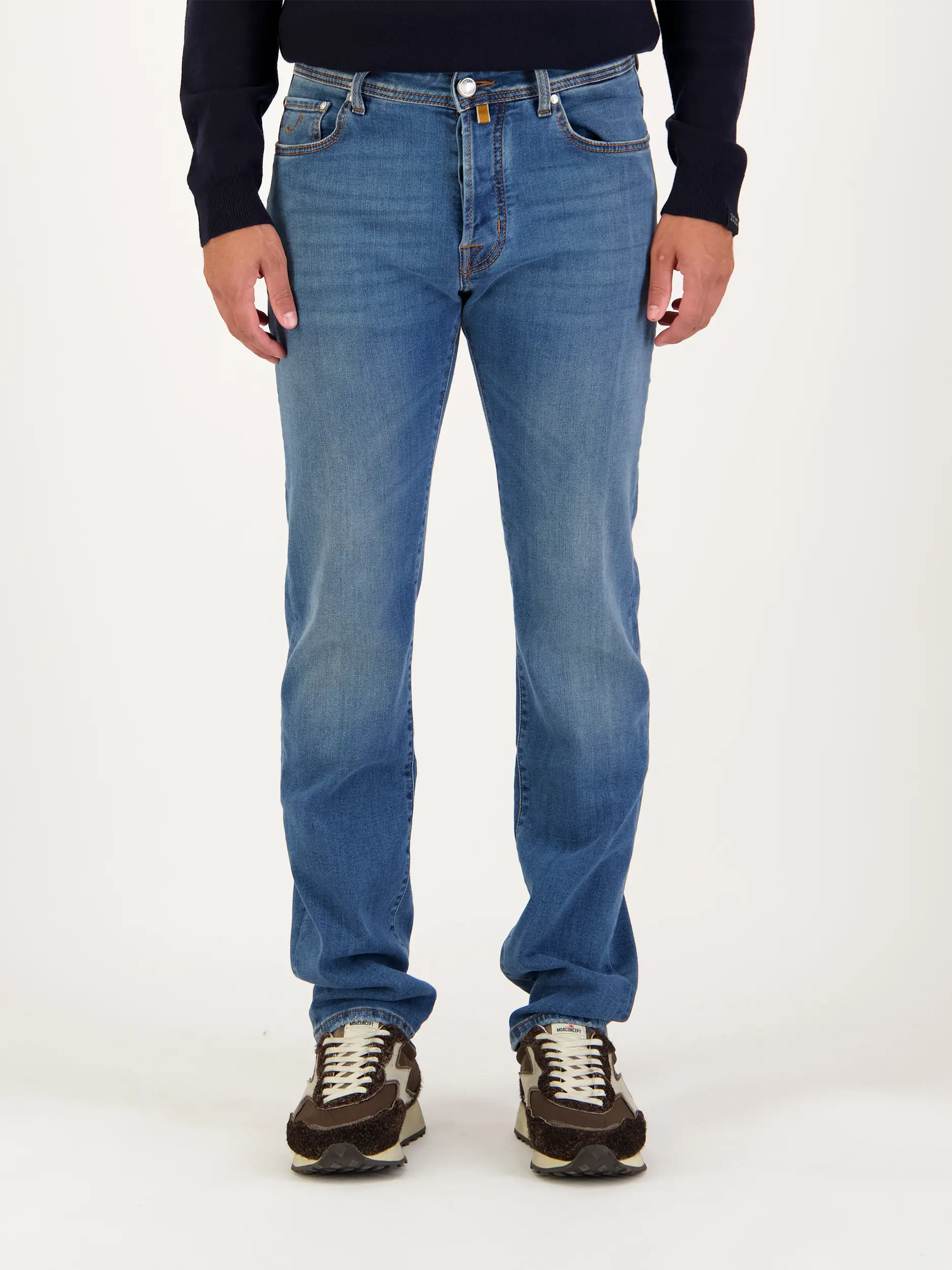 Mid Rise Slim Fit Jeans 'Bard' - Artikel Vorderseite getragen von einem Modell - Farbe: Blau
