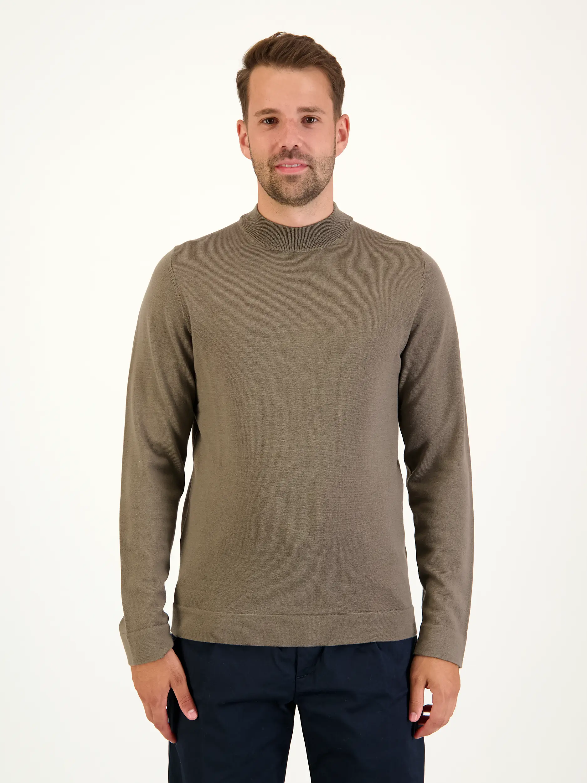 Pullover 'Arwon' aus Schurwolle langarm - Artikel Vorderseite getragen von einem Modell - Farbe: Braun