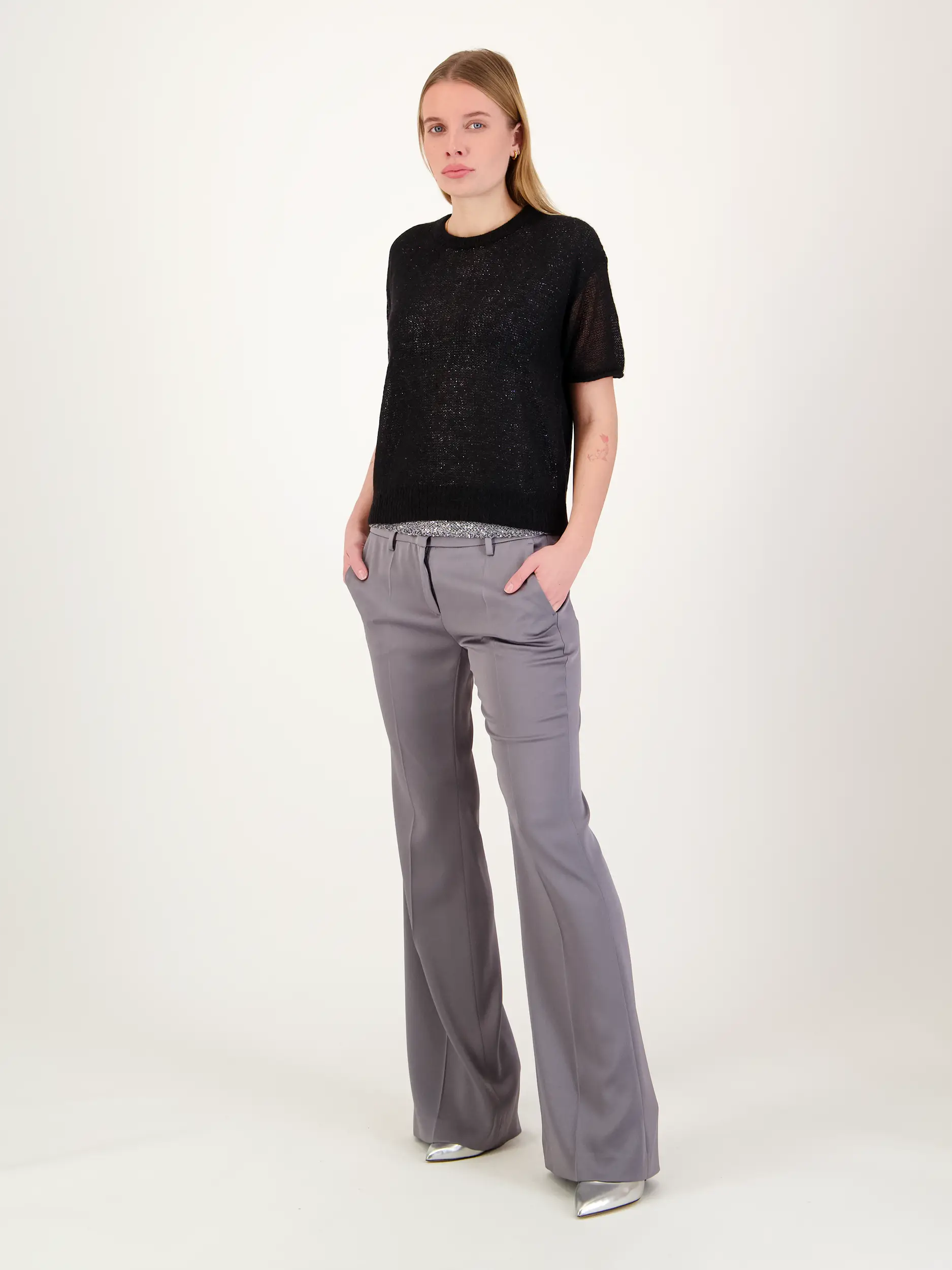 Pullover kurzarm - Artikel Teil eines Outfits getragen von einem Modell - Farbe: Schwarz