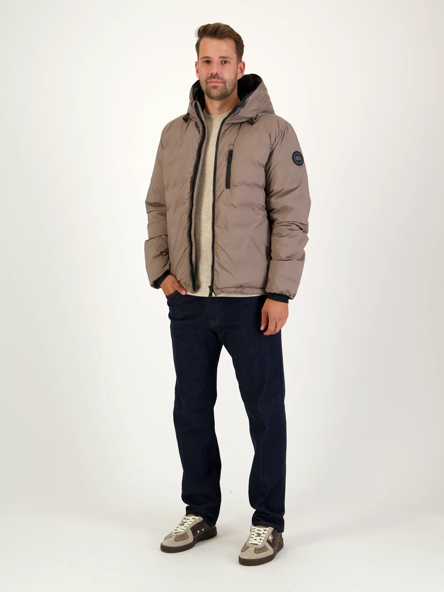 Daunenjacke 'Lodgehoody' - Artikel Teil eines Outfits getragen von einem Modell - Farbe: Braun