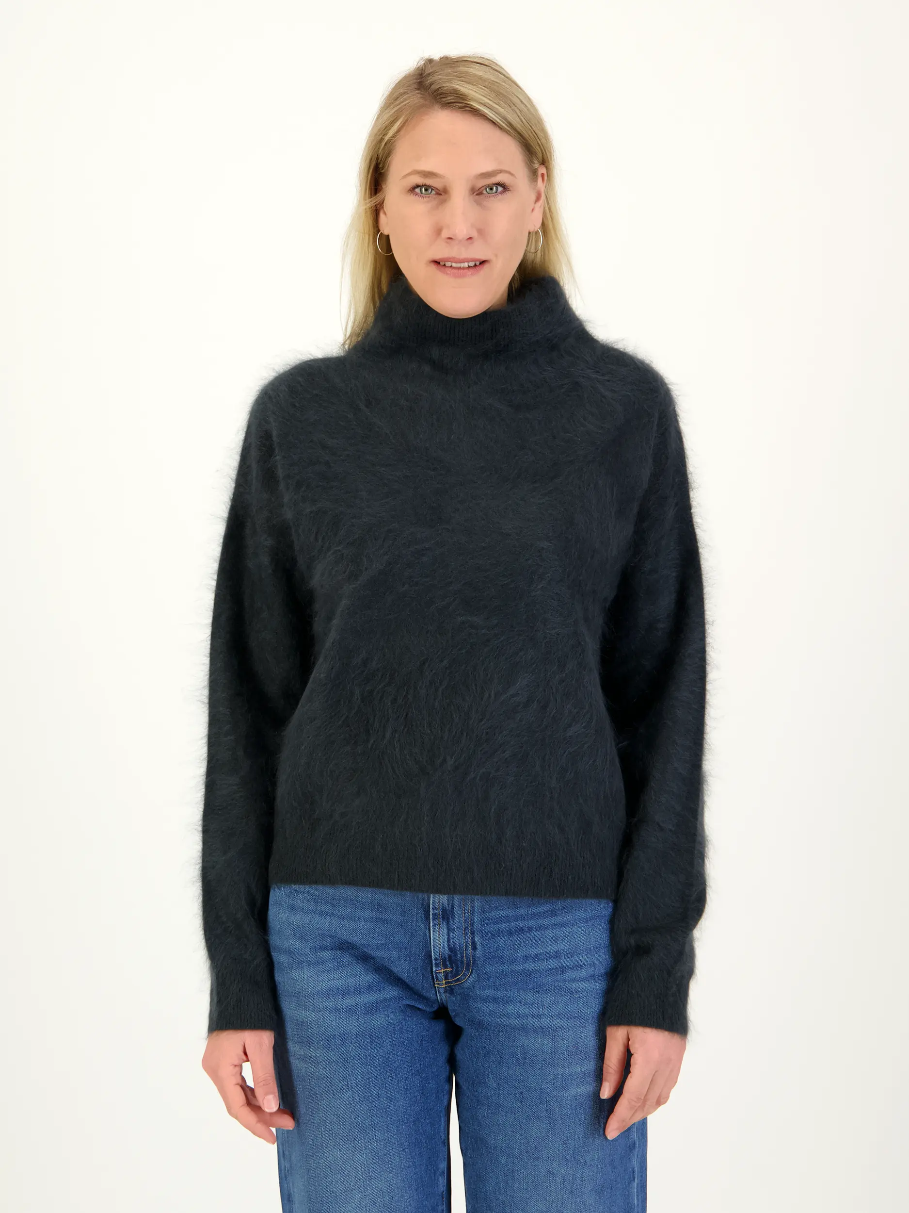 Pullover 'Embla' aus Kaschmir langarm - Artikel Vorderseite getragen von einem Modell - Farbe: Grau