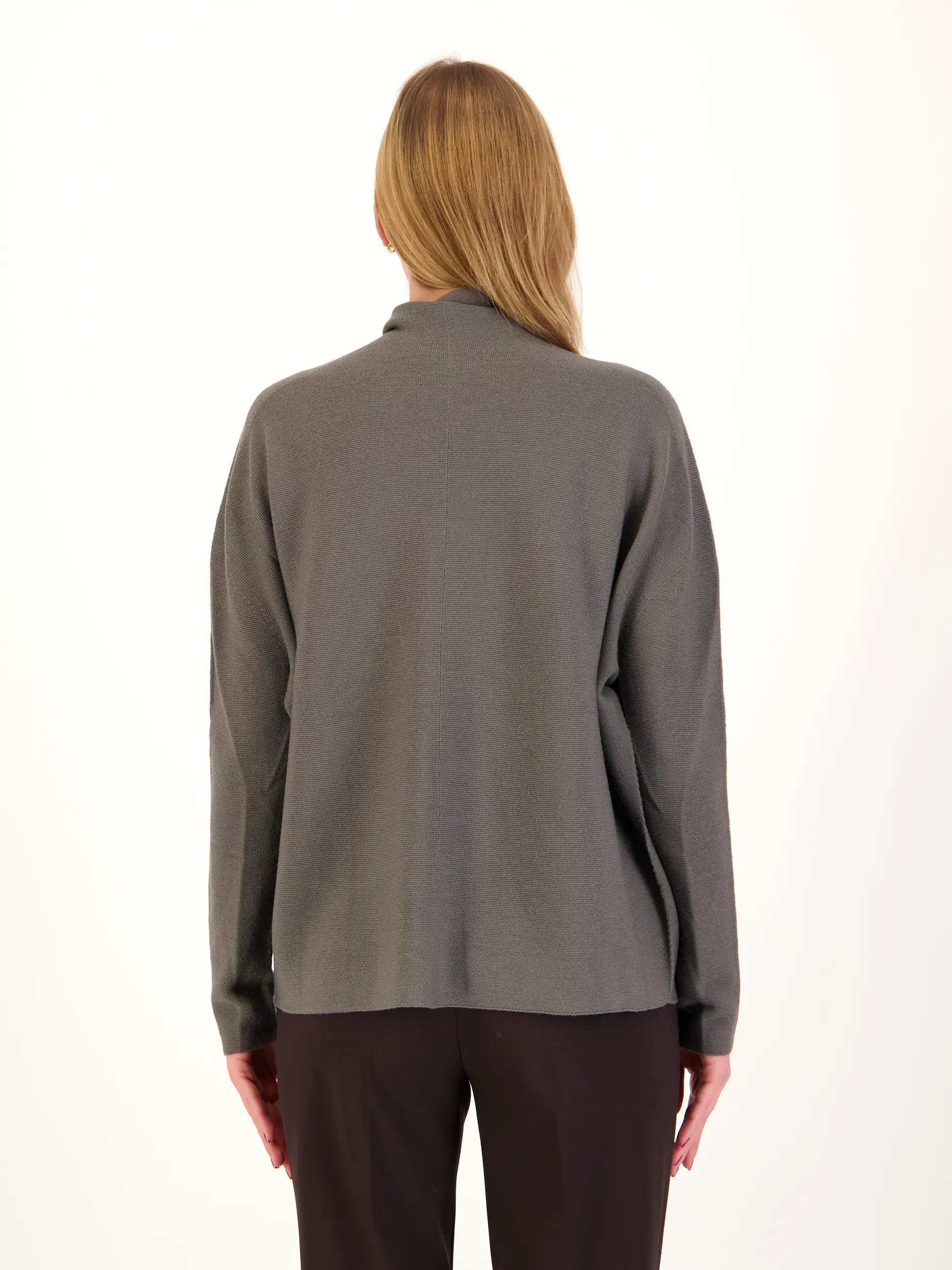 Pullover 'Liora' aus Wolle langarm - Artikel Rückseite getragen von einem Modell - Farbe: Grau