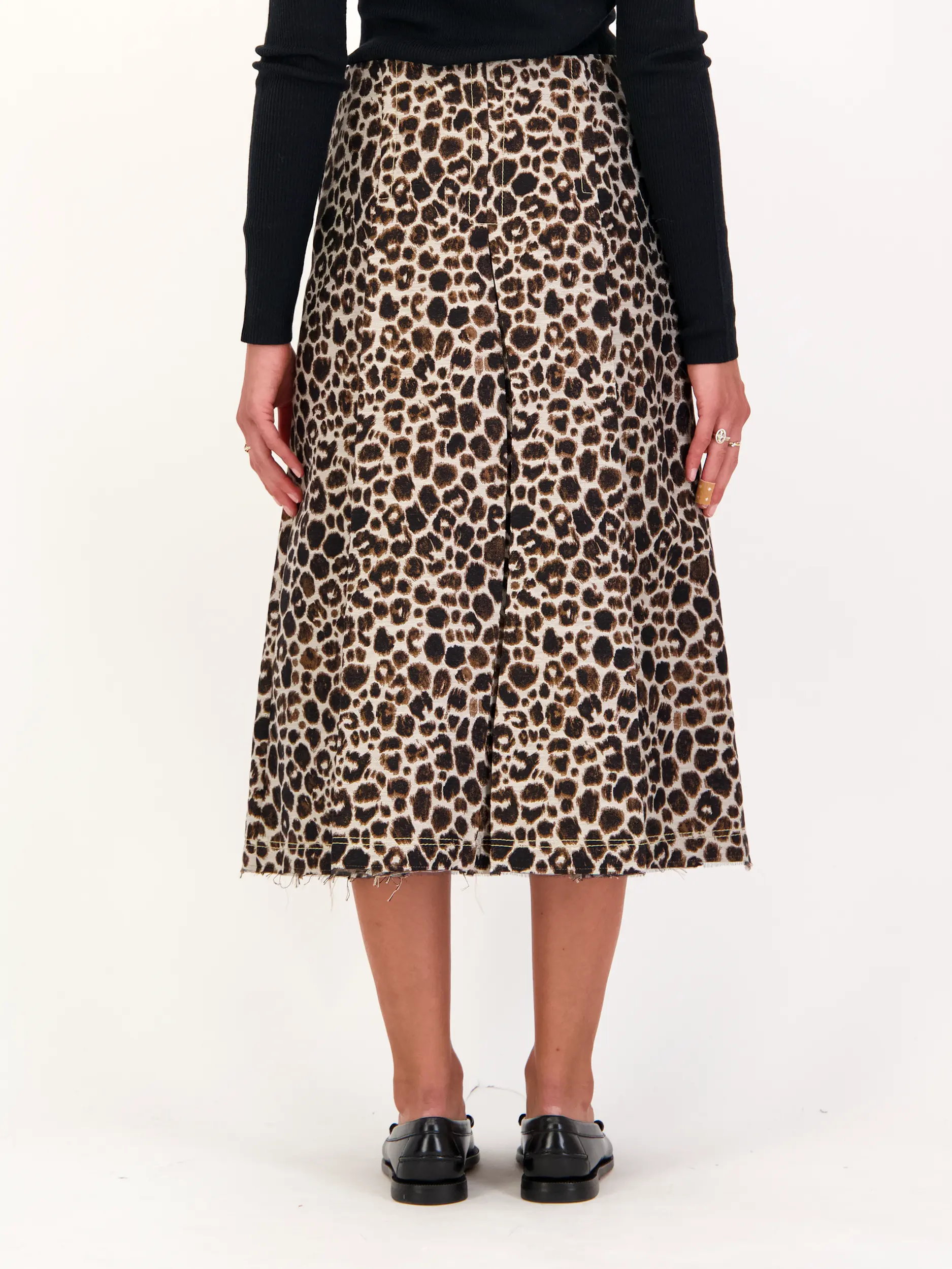 Leopard Jacquard Rock - Artikel Rückseite getragen von einem Modell - Farbe: Braun