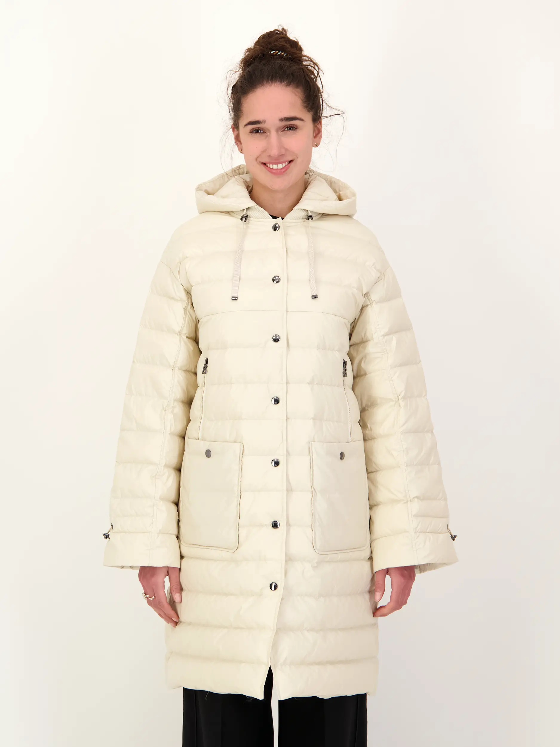 Daunenmantel 'Aretha' - Artikel Vorderseite getragen von einem Modell - Farbe: Creme