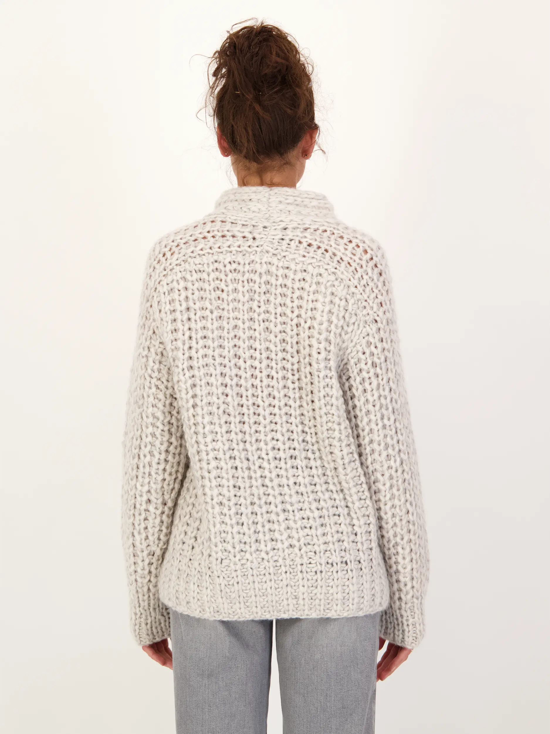 Pullover 'Viborg' aus Kaschmir langarm - Artikel Rückseite getragen von einem Modell - Farbe: Creme