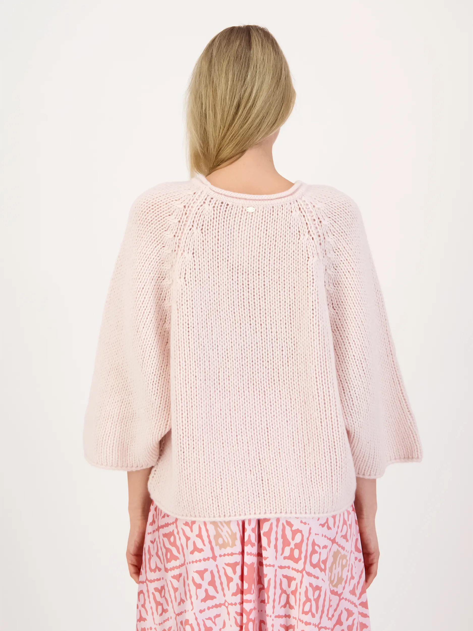 Pullover - Artikel Rückseite getragen von einem Modell - Farbe: Rosa&Pink