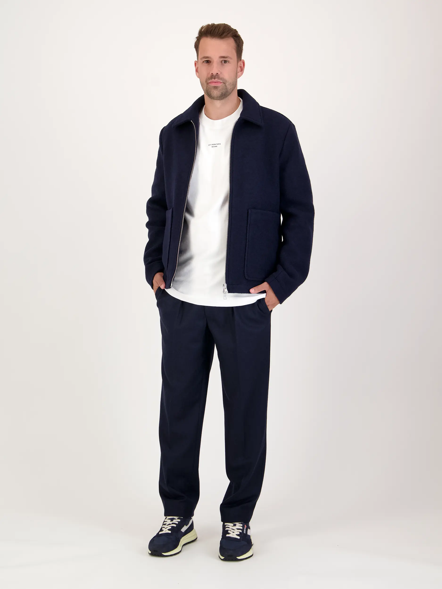 Jacke 'Gael' aus Woll-Mix - Artikel Teil eines Outfits getragen von einem Modell - Farbe: Blau