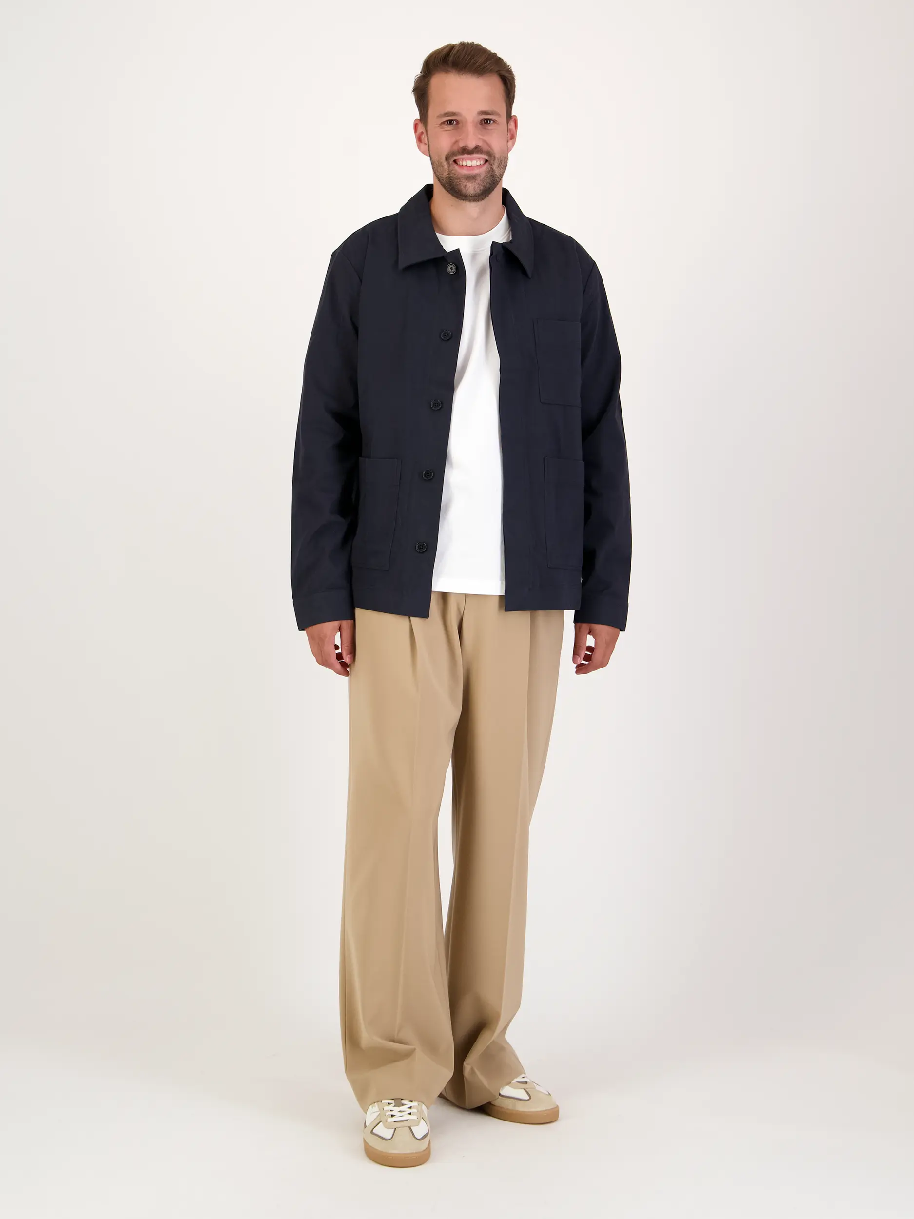 Overshirt 'Olav' - Artikel Teil eines Outfits getragen von einem Modell - Farbe: Blau