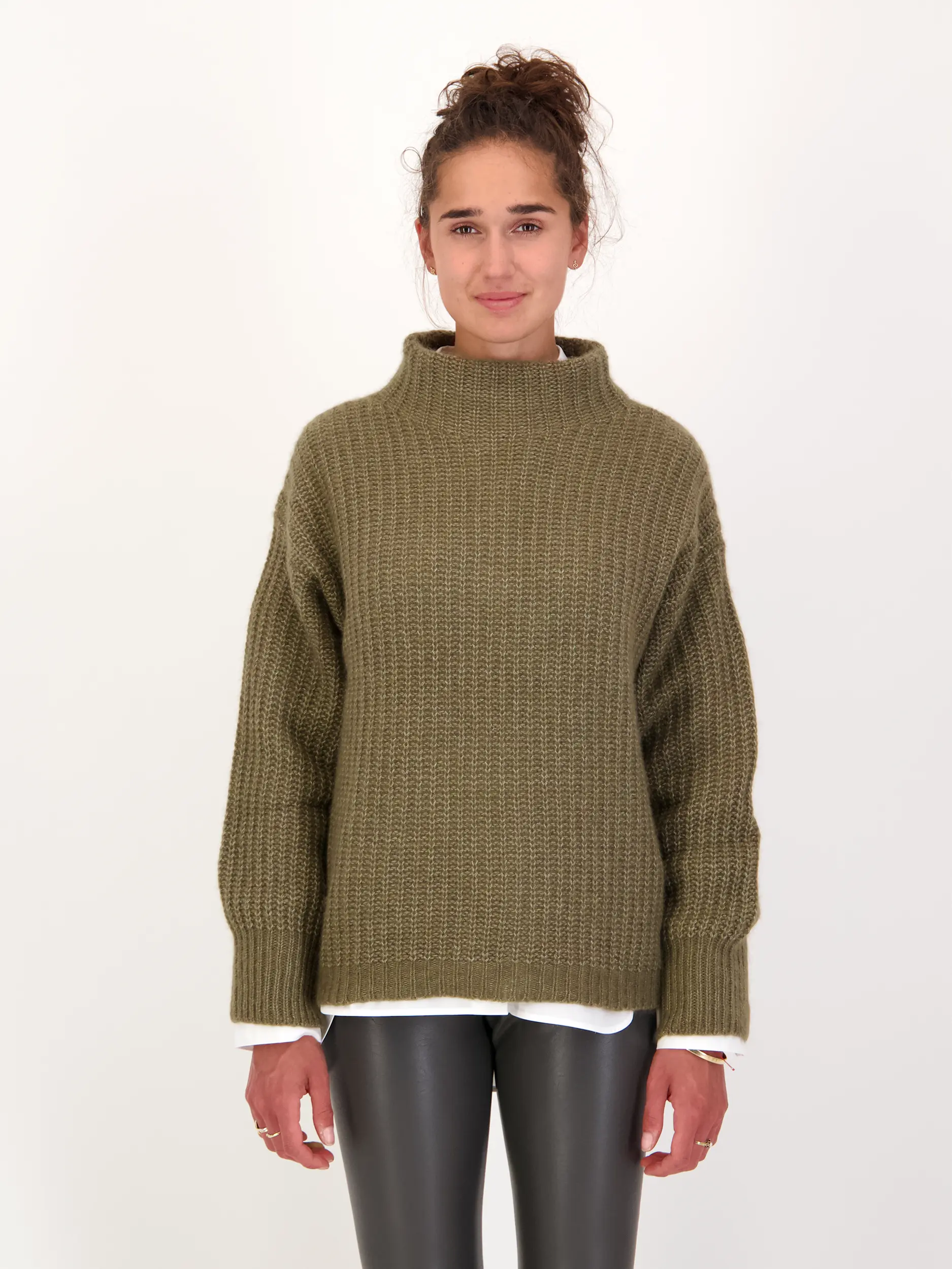 Pullover aus Kaschmir-Mix  - Artikel Vorderseite getragen von einem Modell - Farbe: Grün