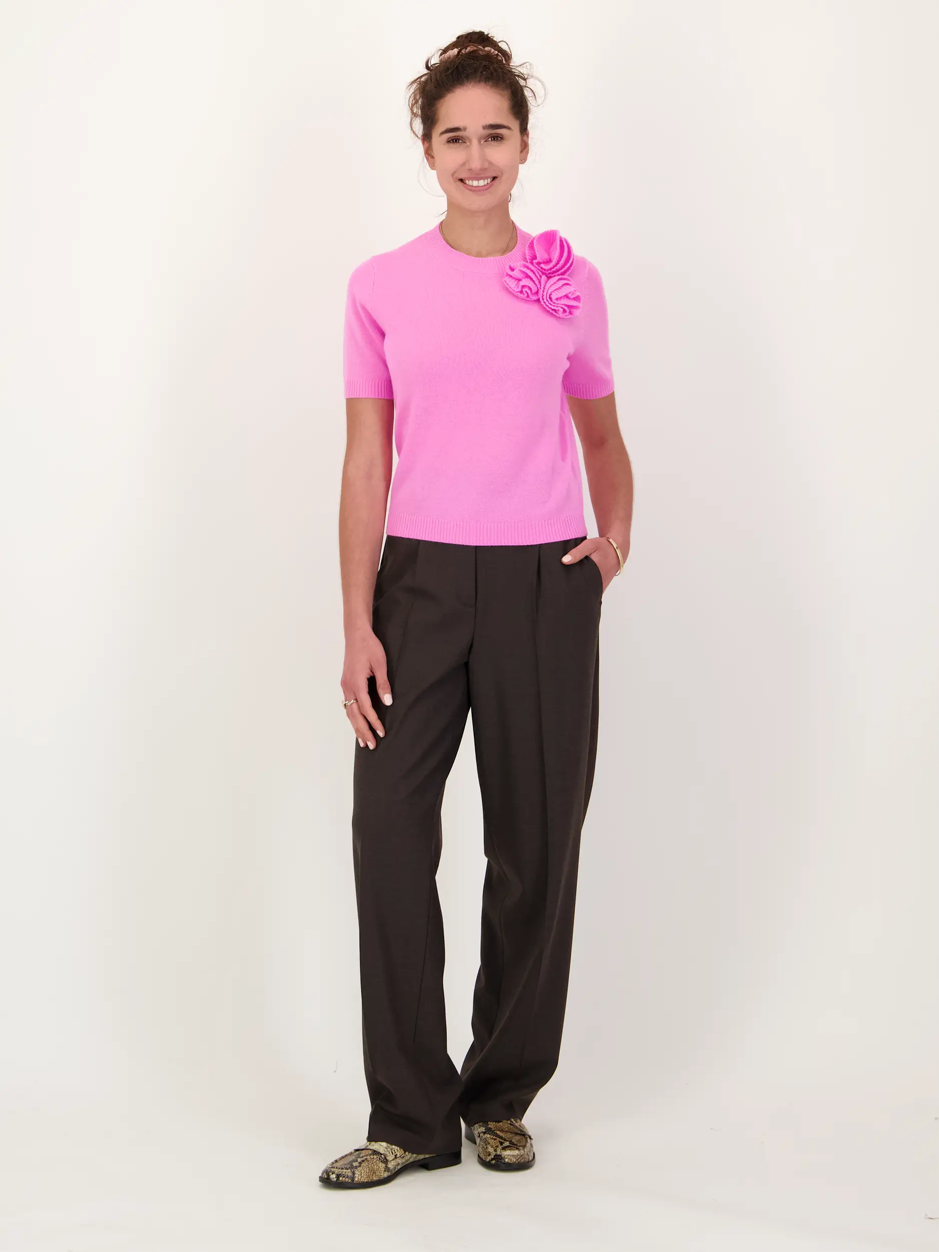 Pullover aus Wolle mit Blumenstickerei kurzarm - Artikel Teil eines Outfits getragen von einem Modell - Farbe: Rosa&Pink