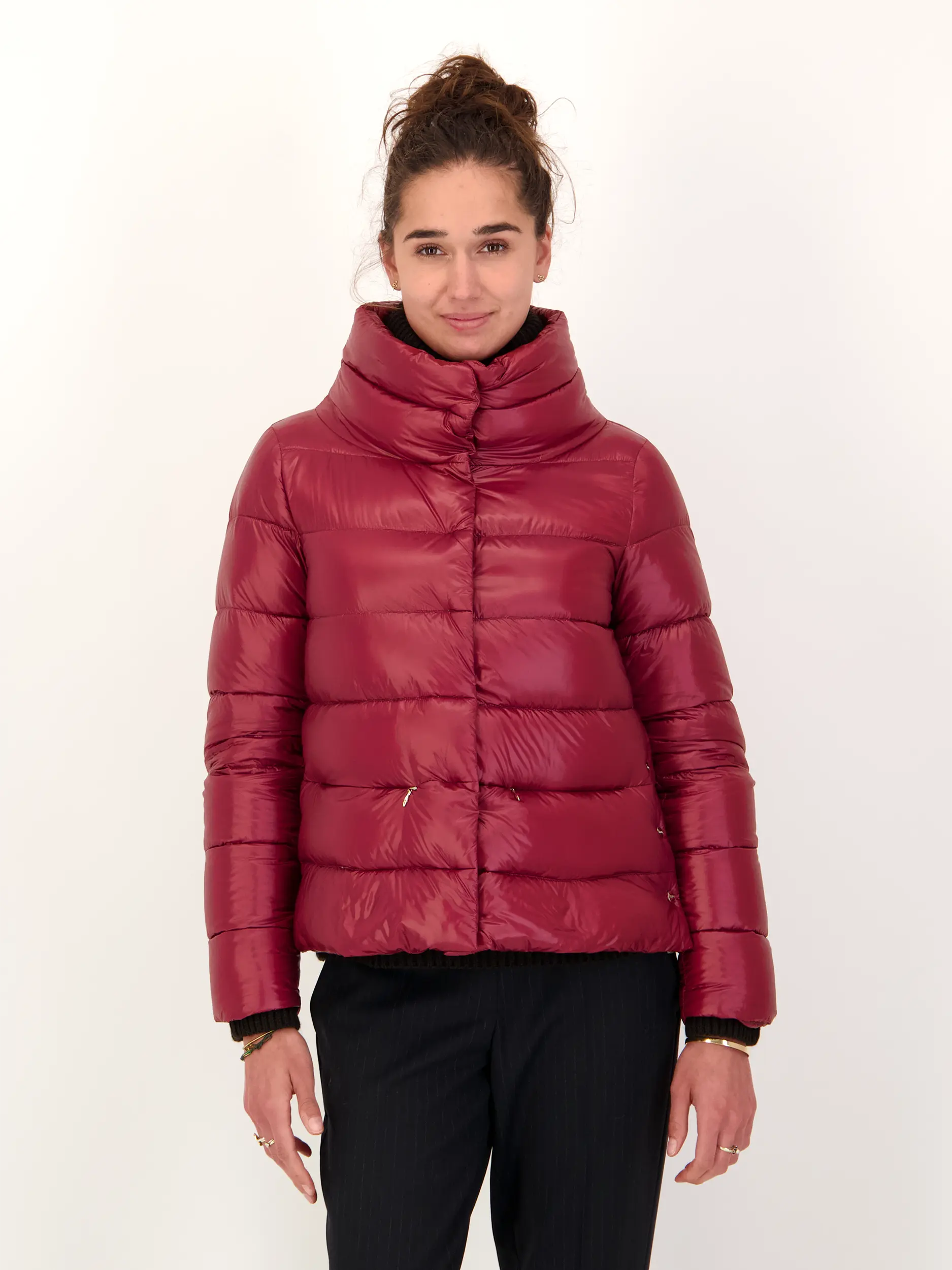 Daunenjacke - Artikel Vorderseite getragen von einem Modell - Farbe: Rot Daunenjacke - Artikel Vorderseite getragen von einem Modell - Farbe: Rot