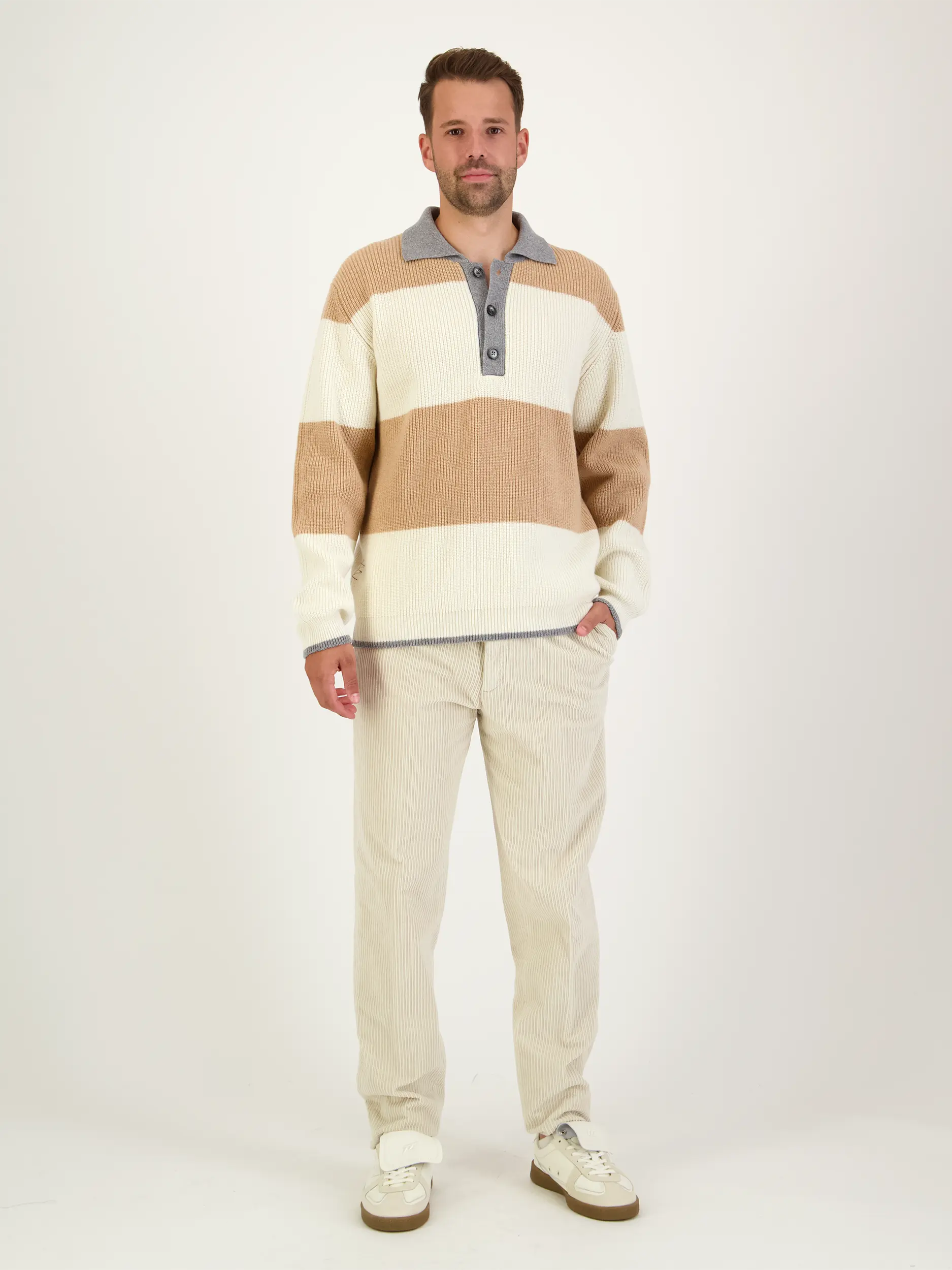 Pullover aus Kaschmir-Woll-Mix langarm - Artikel Teil eines Outfits getragen von einem Modell - Farbe: Beige