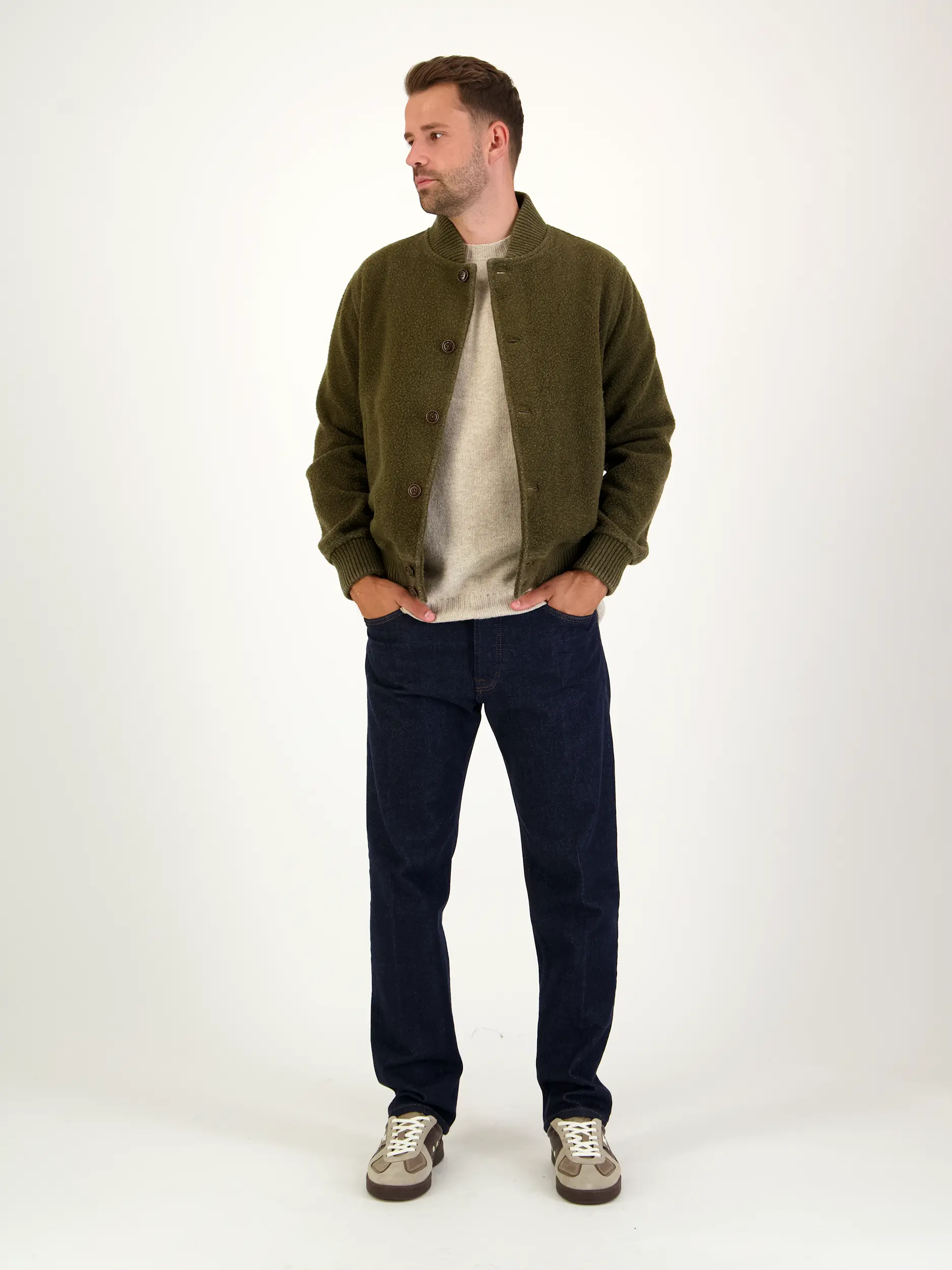 Pullover aus Wolle langarm - Artikel Teil eines Outfits getragen von einem Modell - Farbe: Beige