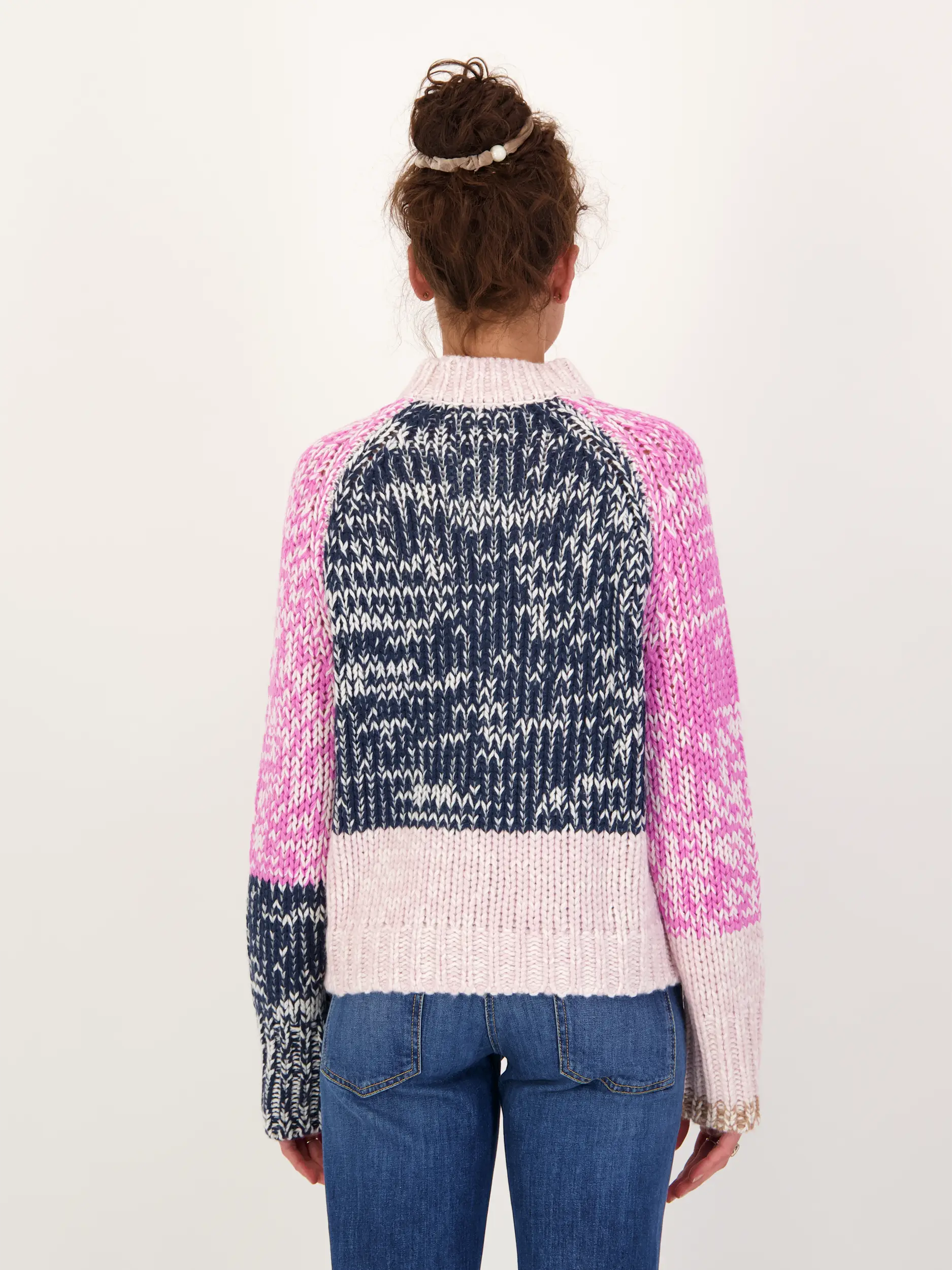 Gemusterter Pullover 'Ace' aus Wolle langarm - Artikel Rückseite getragen von einem Modell - Farbe: Rot