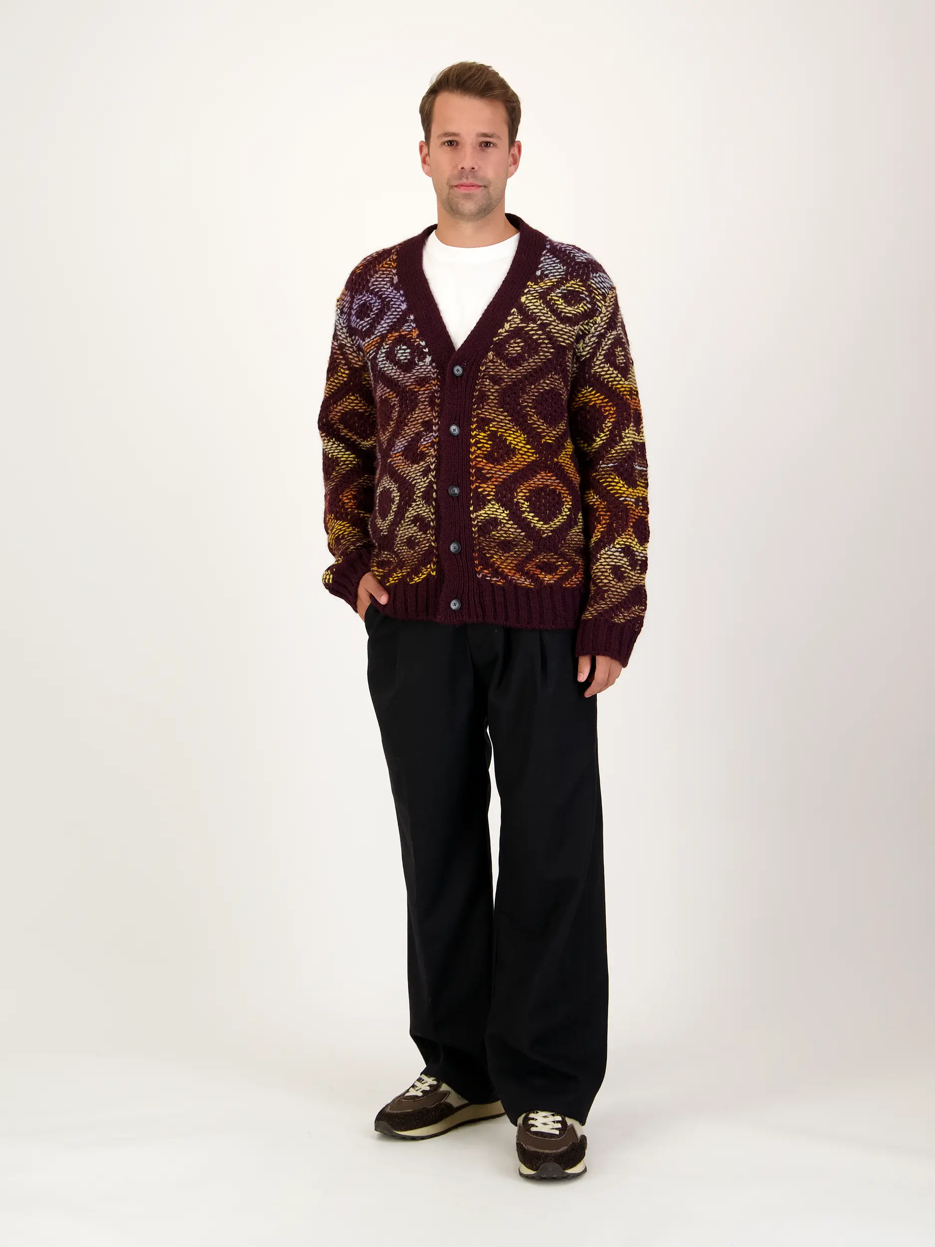 Strickjacke 'Viggo' aus Woll-Mix langarm - Artikel Teil eines Outfits getragen von einem Modell - Farbe: Rot