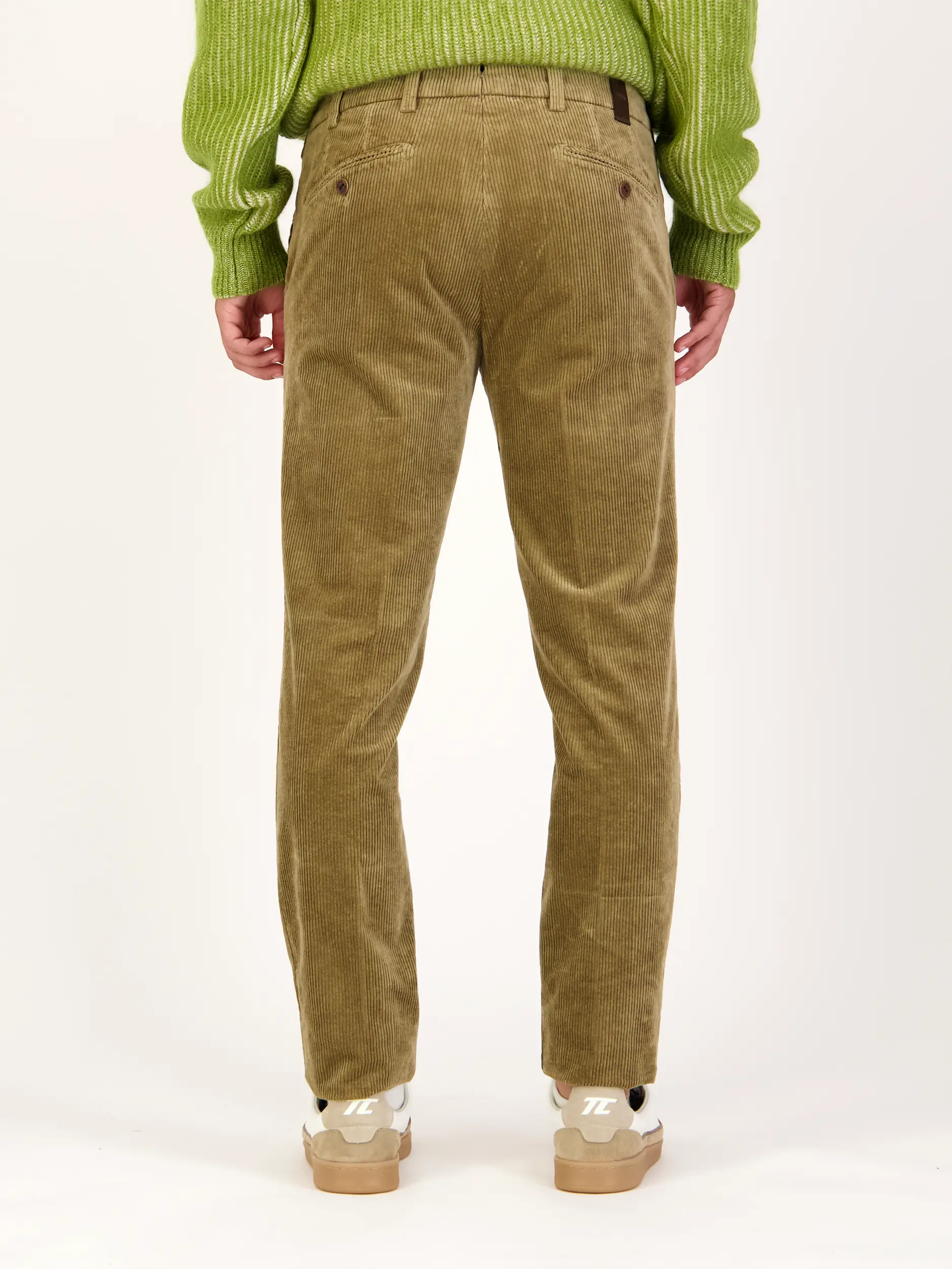 Cordhose 'Lupus' - Artikel Rückseite getragen von einem Modell - Farbe: Braun