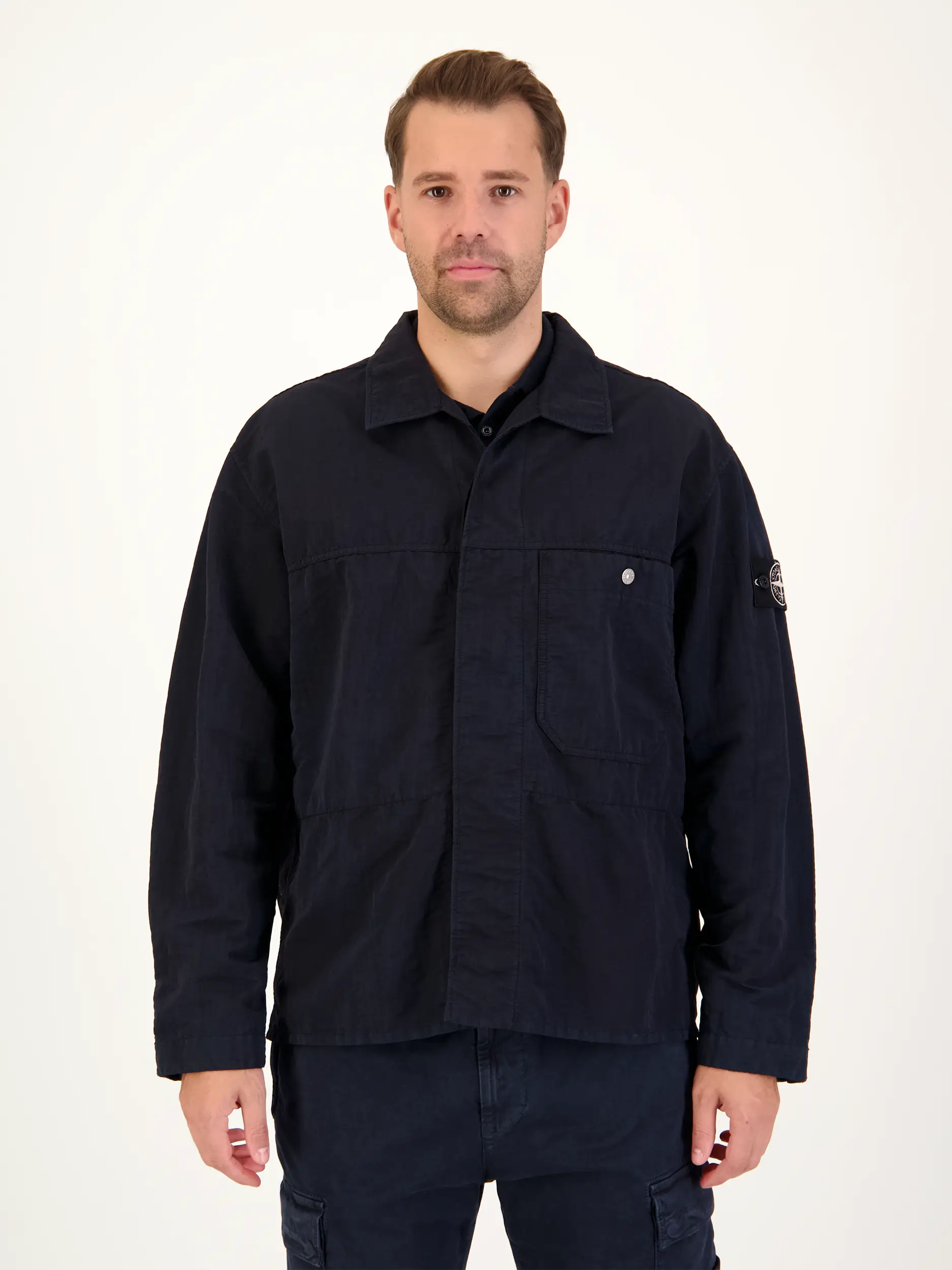 Overshirt - Artikel Vorderseite getragen von einem Modell - Farbe: Schwarz