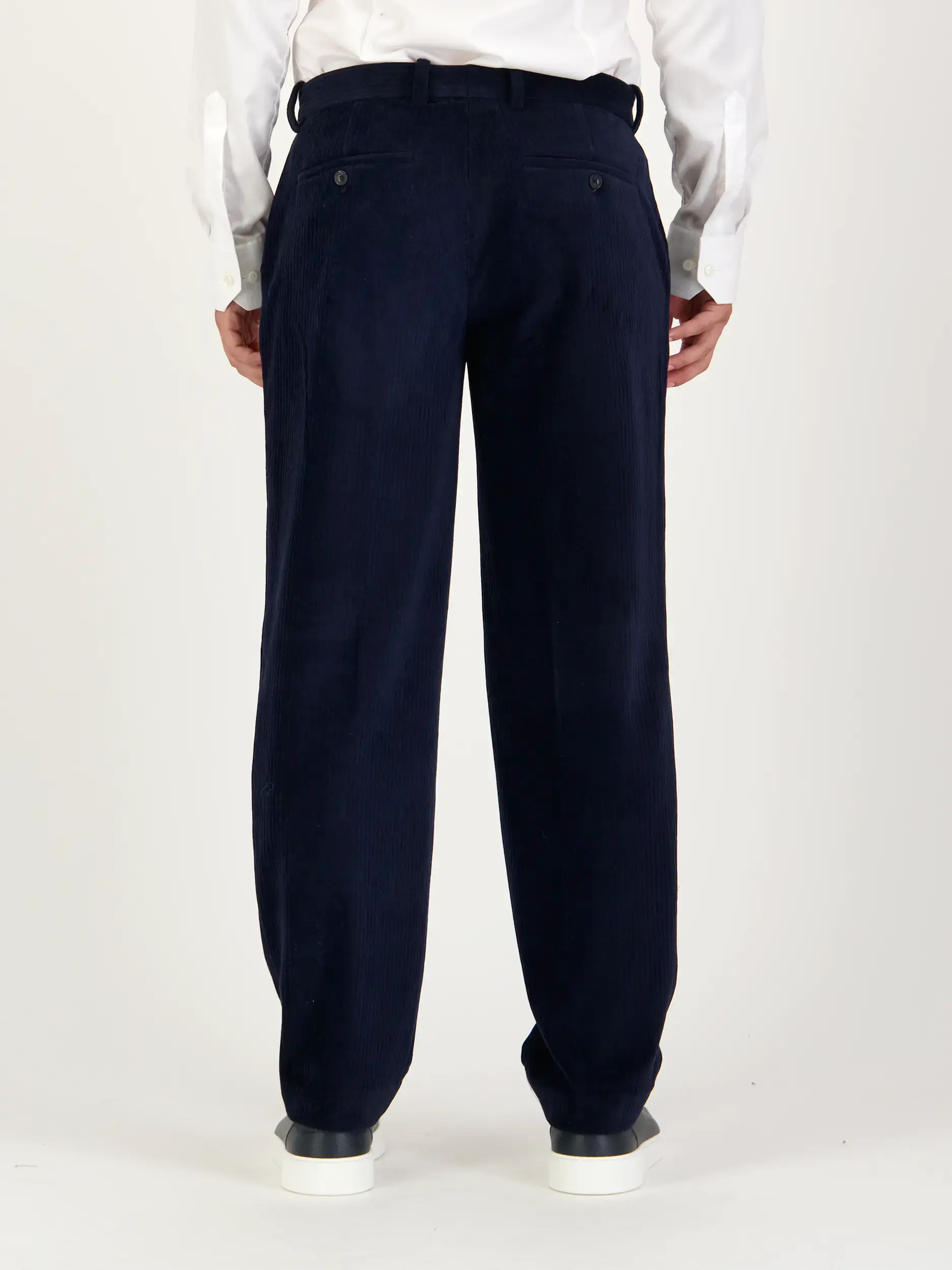 Cordhose - Artikel Rückseite getragen von einem Modell - Farbe: Blau