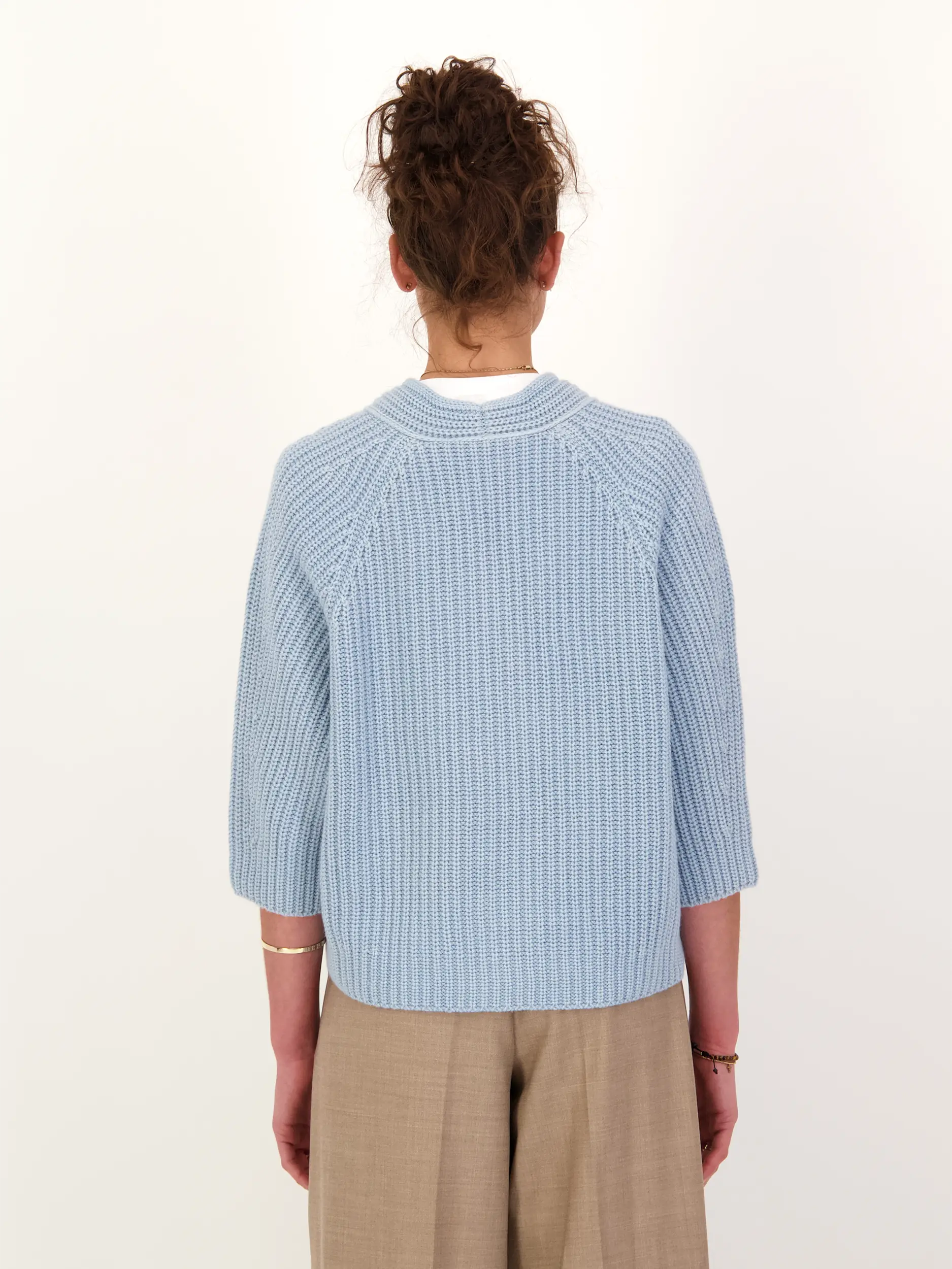 Strickjacke 'Fallou' aus Kaschmir - Artikel Rückseite getragen von einem Modell - Farbe: Blau