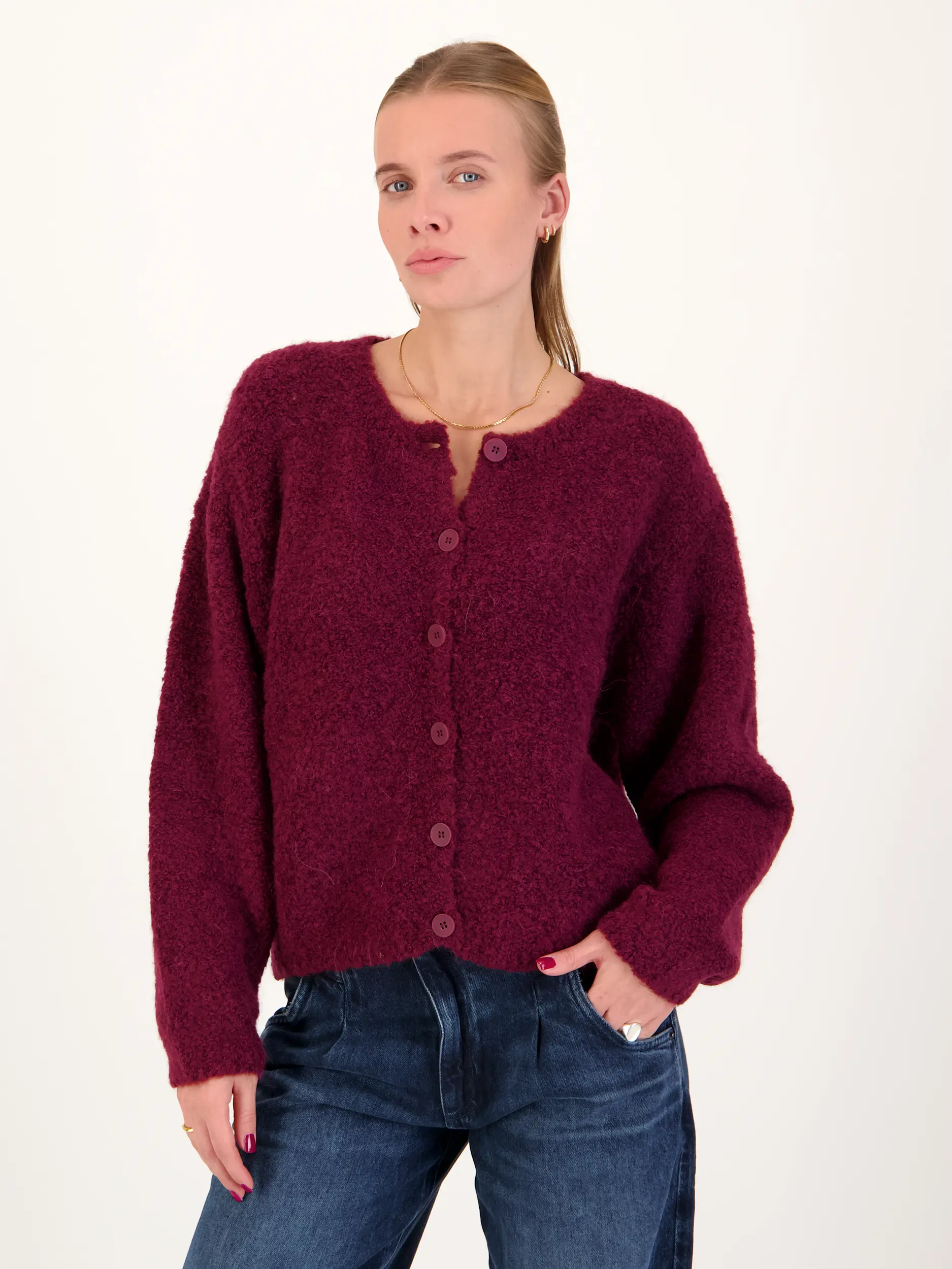 Strickjacke aus Woll-Mix - Artikel Vorderseite getragen von einem Modell - Farbe: Rot