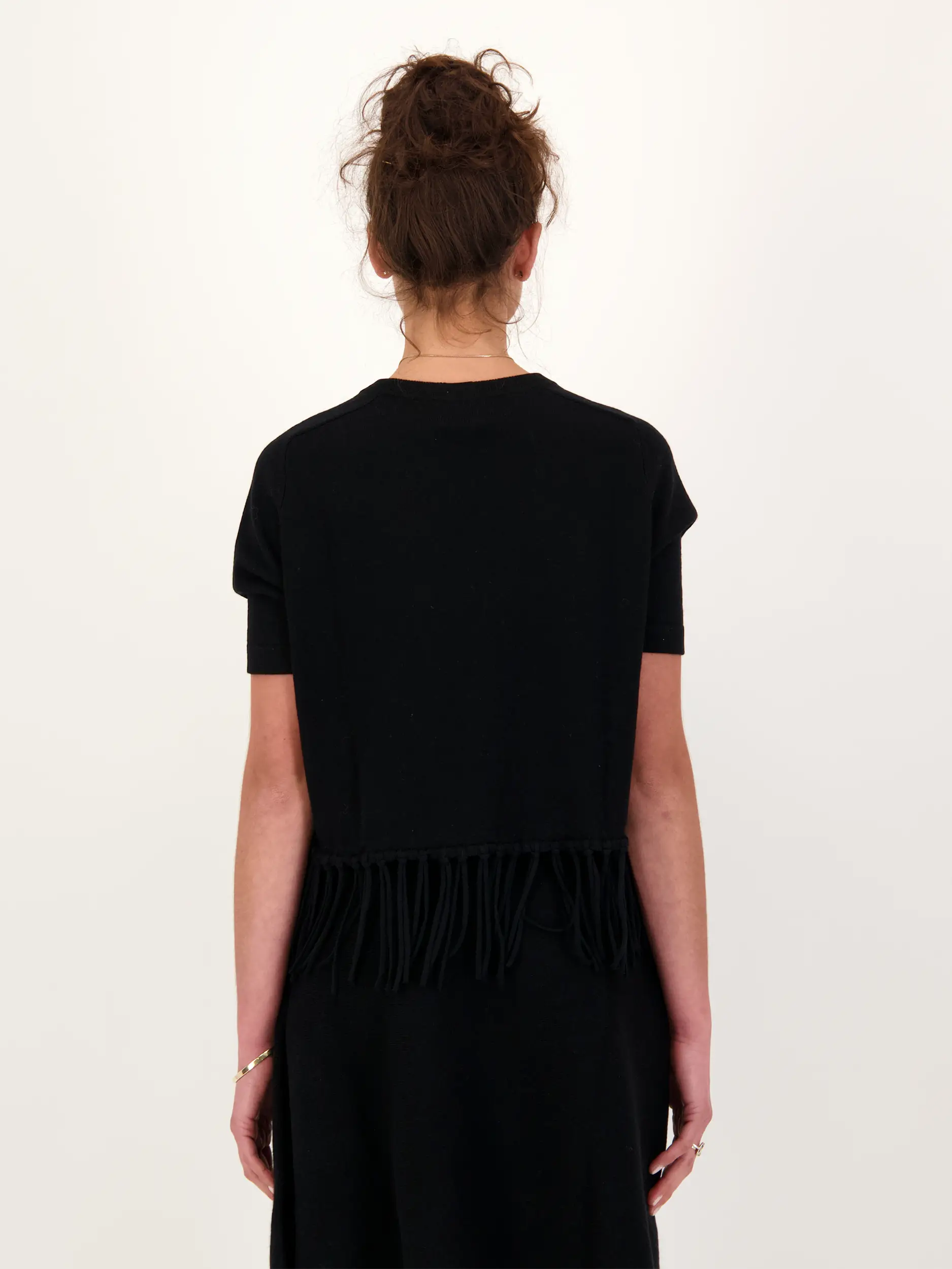 Pullover aus Wolle mit Fransen kurzarm - Artikel Rückseite getragen von einem Modell - Farbe: Schwarz