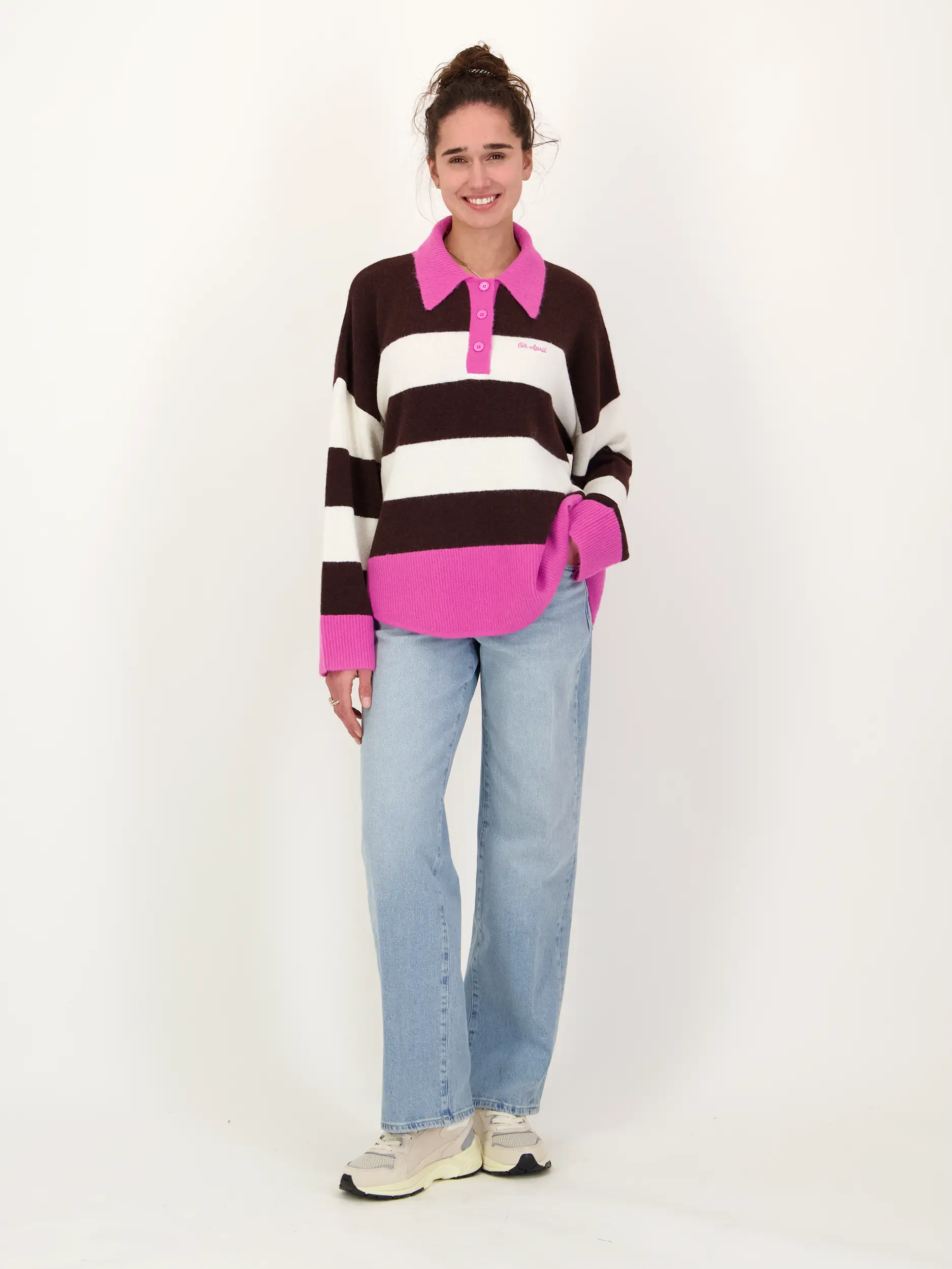 Strickpolo 'Maya'  - Artikel Teil eines Outfits getragen von einem Modell - Farbe: Braun