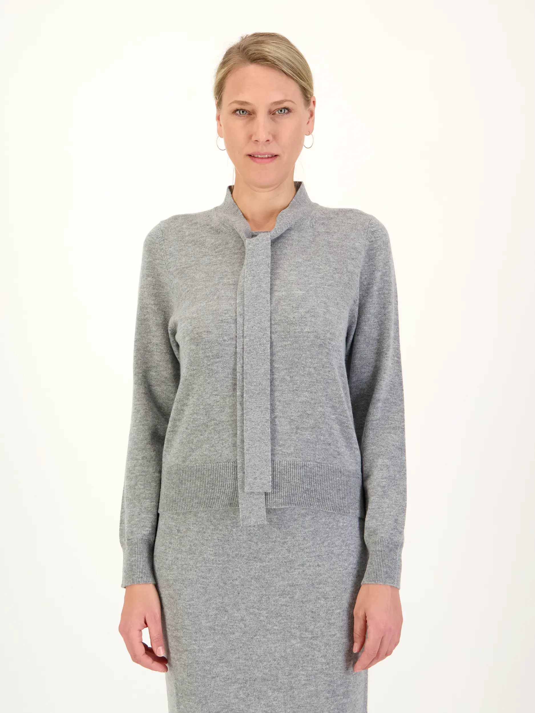 Pullover aus Wolle mit Schluppe langarm - Artikel Vorderseite getragen von einem Modell