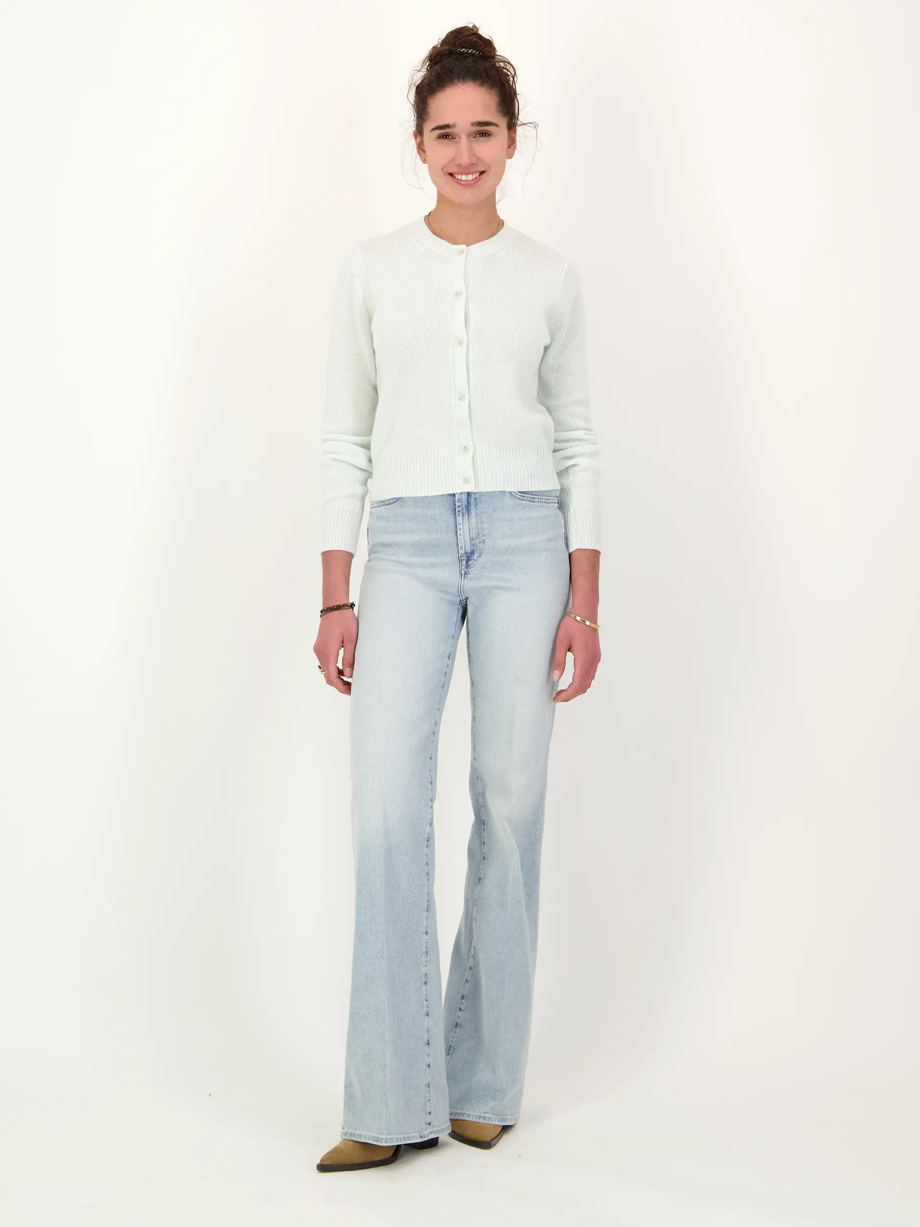 Strickjacke aus Kaschmir - Artikel Teil eines Outfits getragen von einem Modell - Farbe: Grün