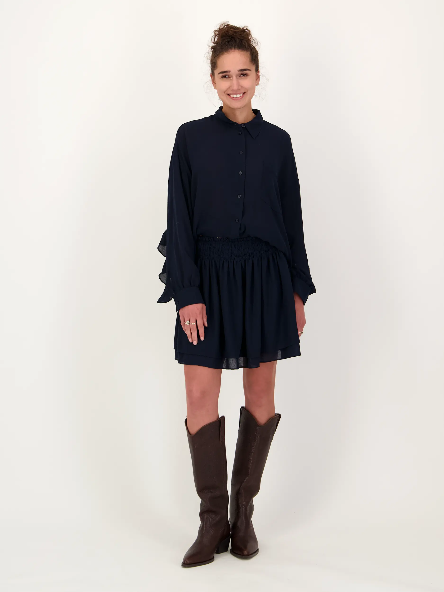 Bluse 'Ifire' langarm - Artikel Teil eines Outfits getragen von einem Modell - Farbe: Blau