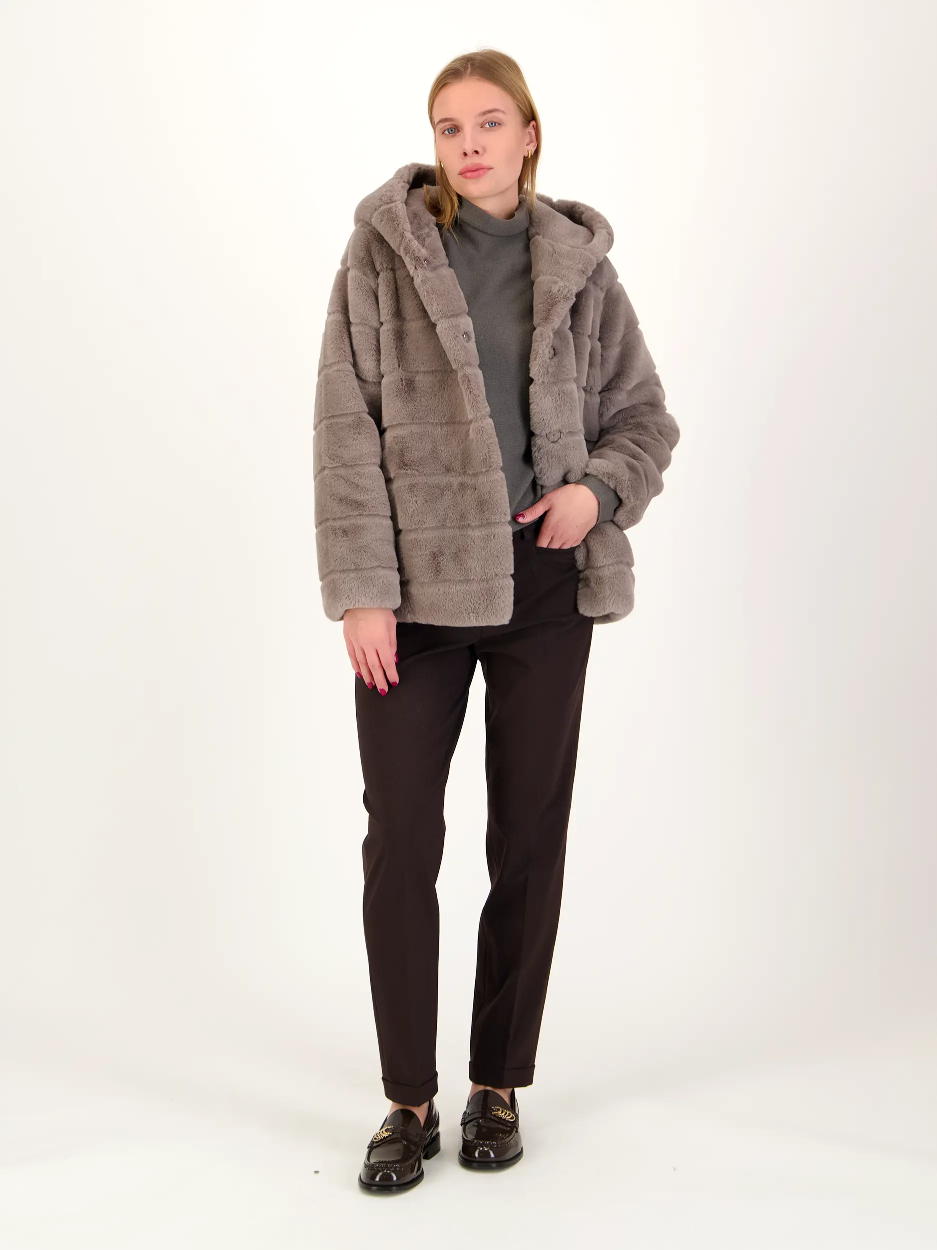 Jacke 'Goldy' - Artikel Teil eines Outfits getragen von einem Modell - Farbe: Grau