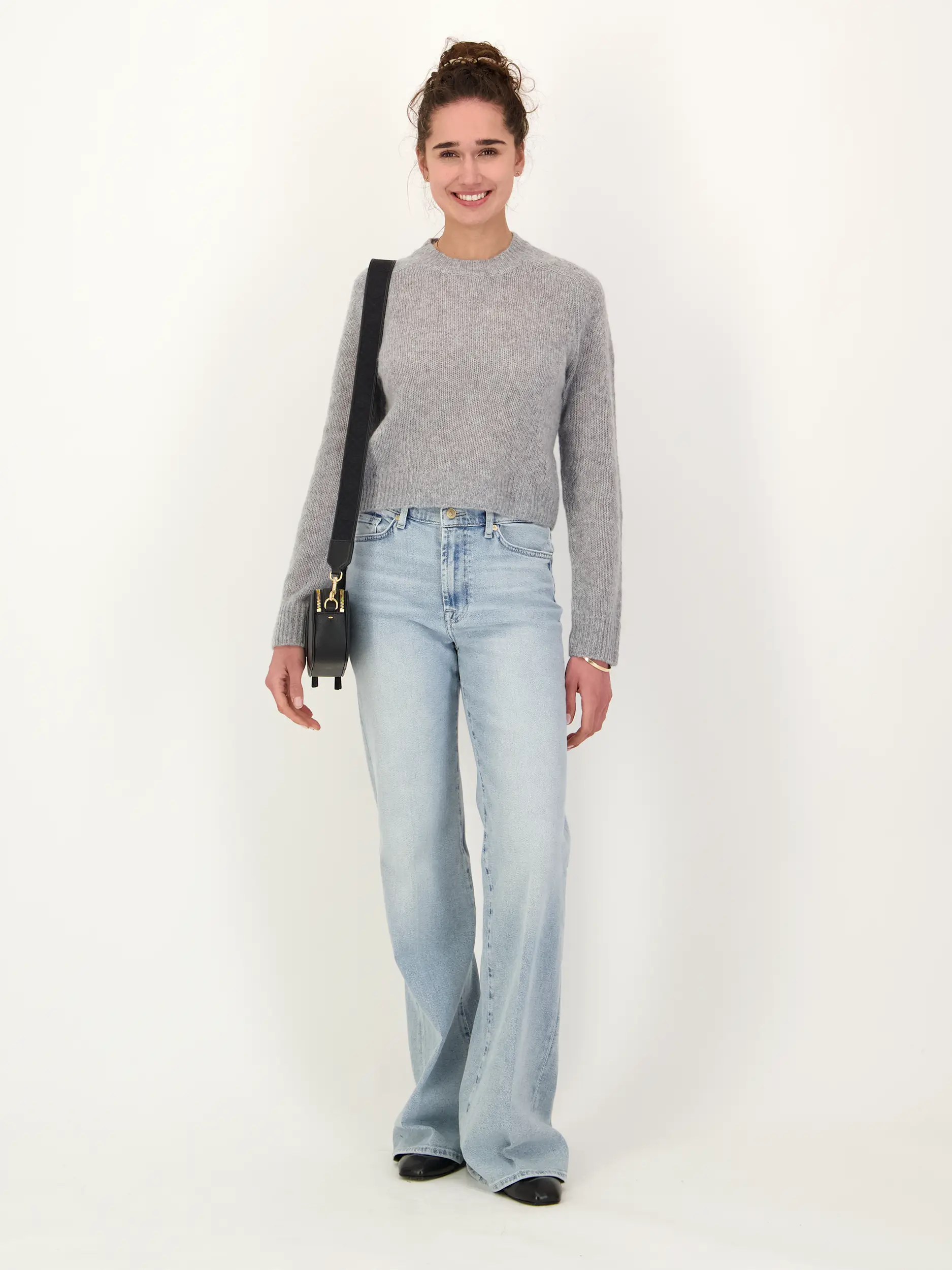 Pullover 'Solene' aus Kaschmir-Seide Mix - Artikel Teil eines Outfits getragen von einem Modell - Farbe: Grau