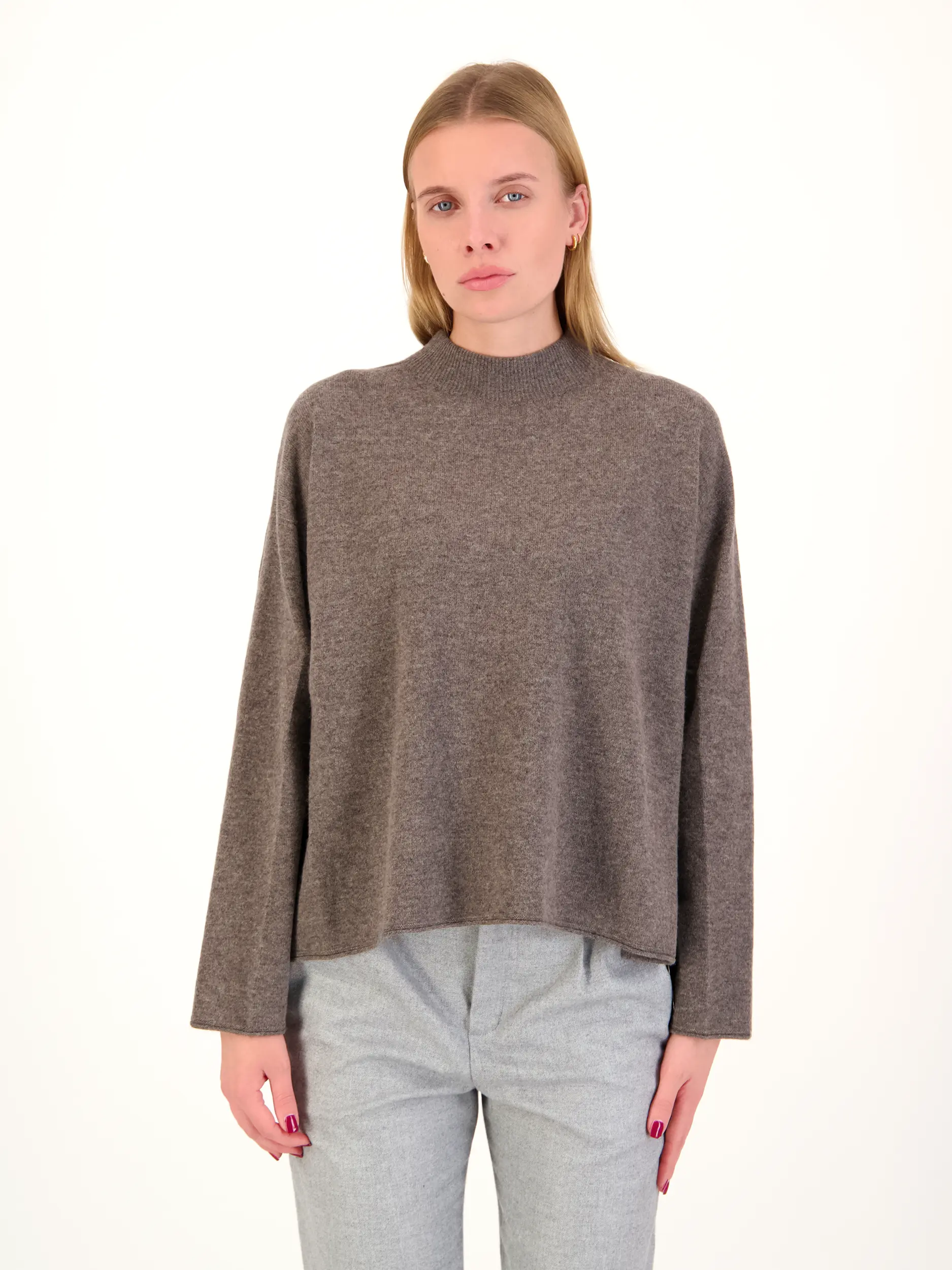 Pullover 'Timothea' aus Wolle langarm - Artikel Vorderseite getragen von einem Modell - Farbe: Braun