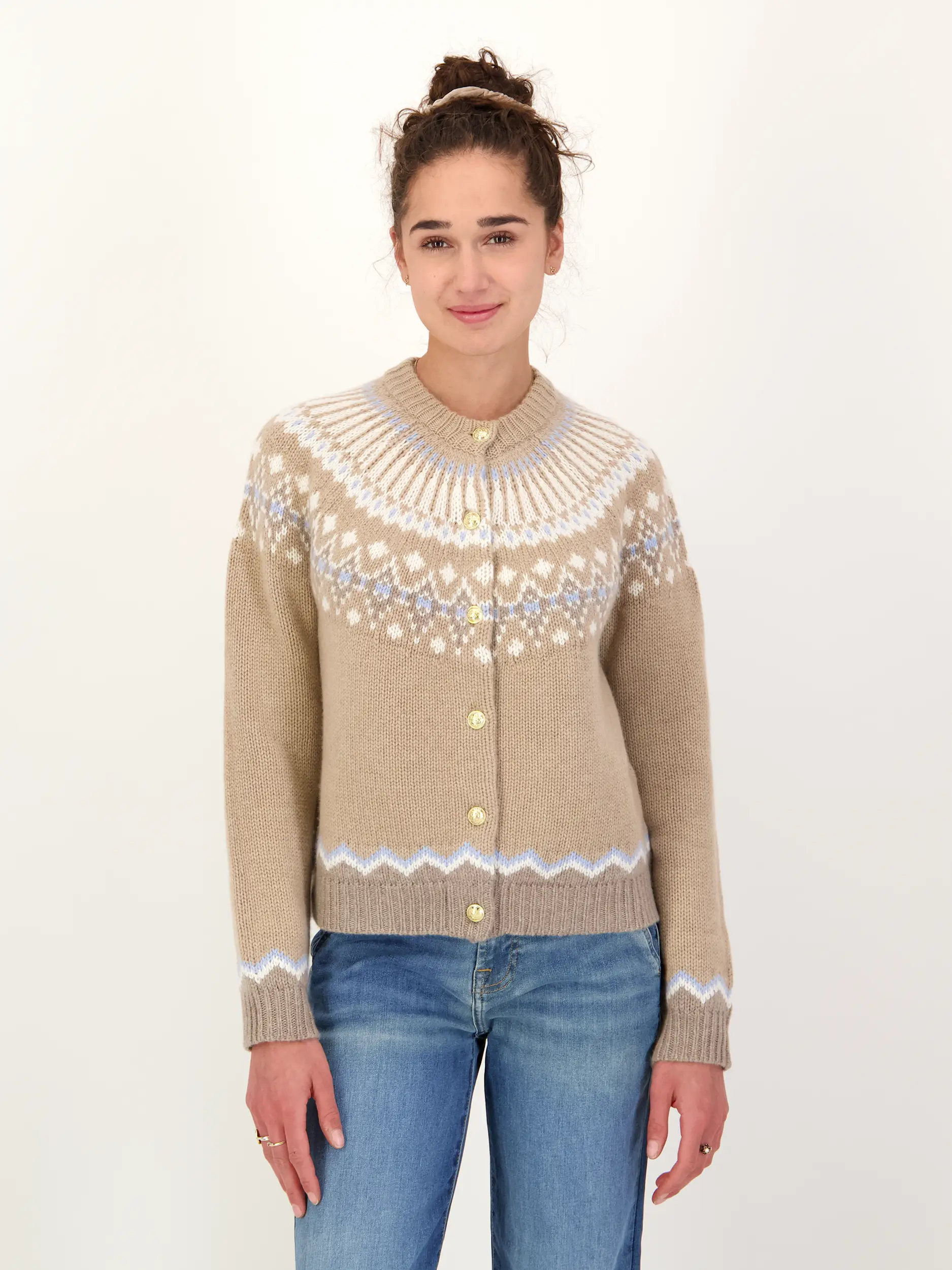 Gemusterte Strickjacke Studio 'Laura Fair Isle' aus Kaschmir langarm - Artikel Vorderseite getragen von einem Modell - Farbe: Beige